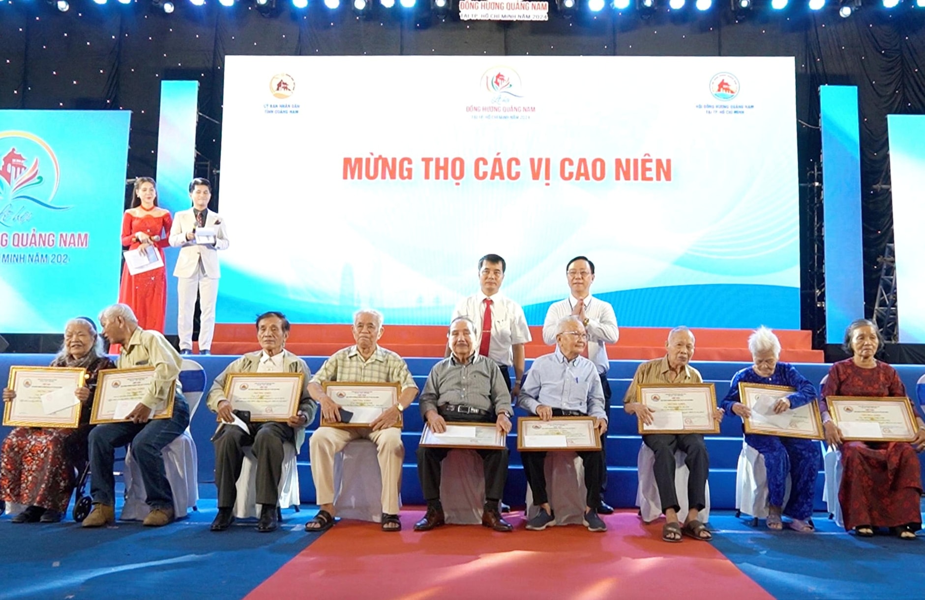 mung-tho-cac-vi-cao-nien-dong-huong-song-tai-tp.ho-chi-minh(1).jpg