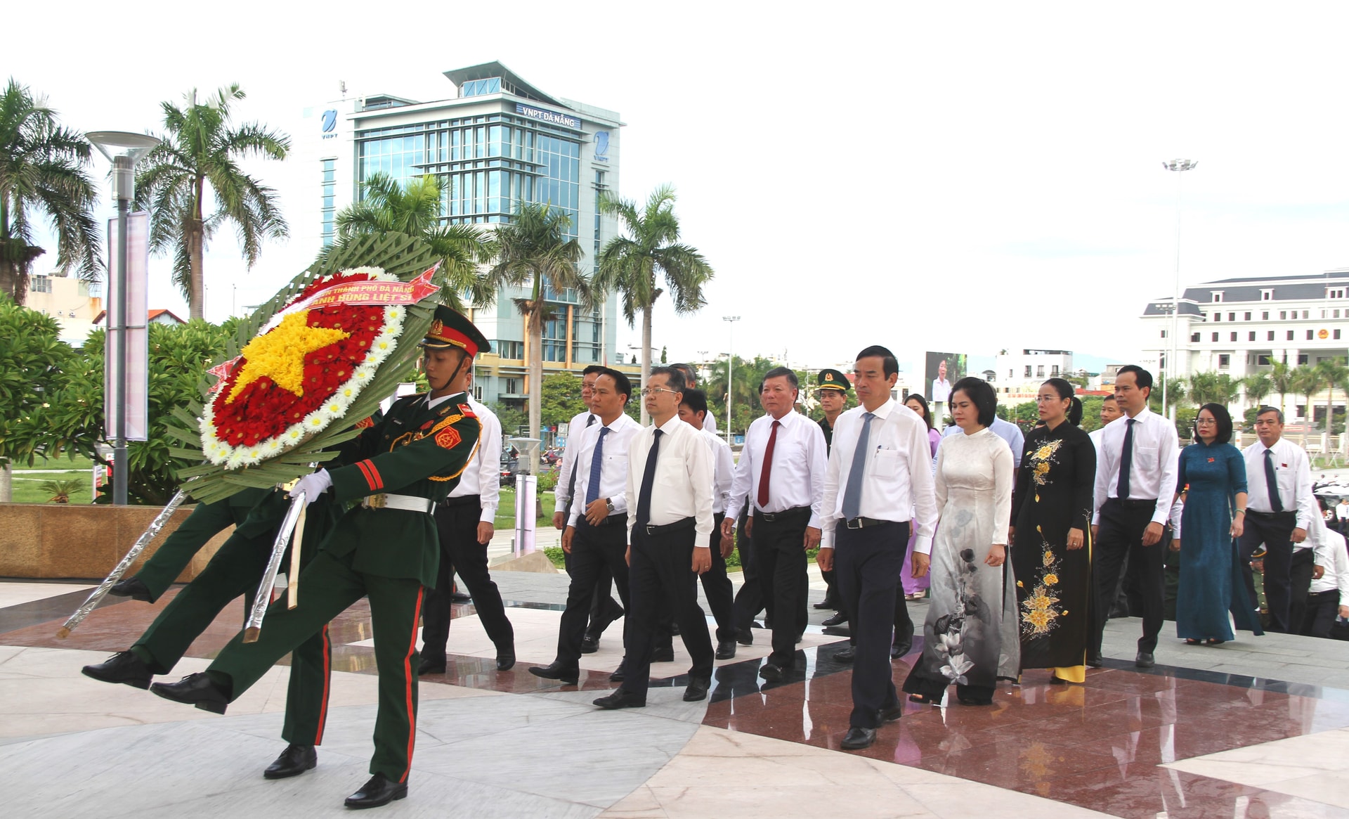 Đoàn lãnh đạo thành phố tiến vào dâng hương tại Đài Tưởng niệm thành phố. Ảnh: LAM PHƯƠNG