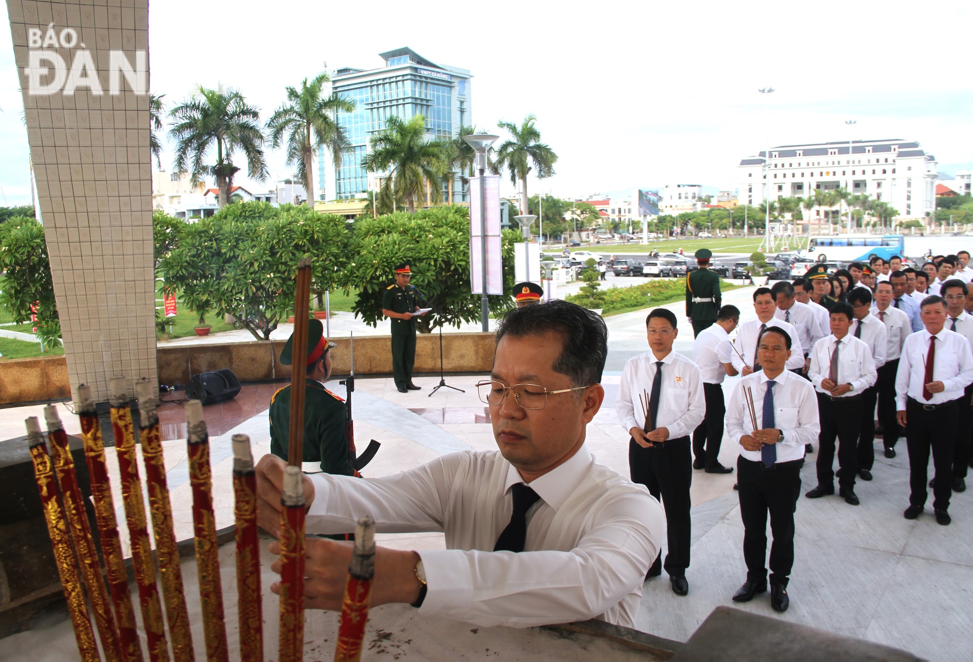 Bí thư Thành ủy Nguyễn Văn Quảng dâng hương tại Đài Tưởng niệm thành phố. Ảnh: LAM PHƯƠNG