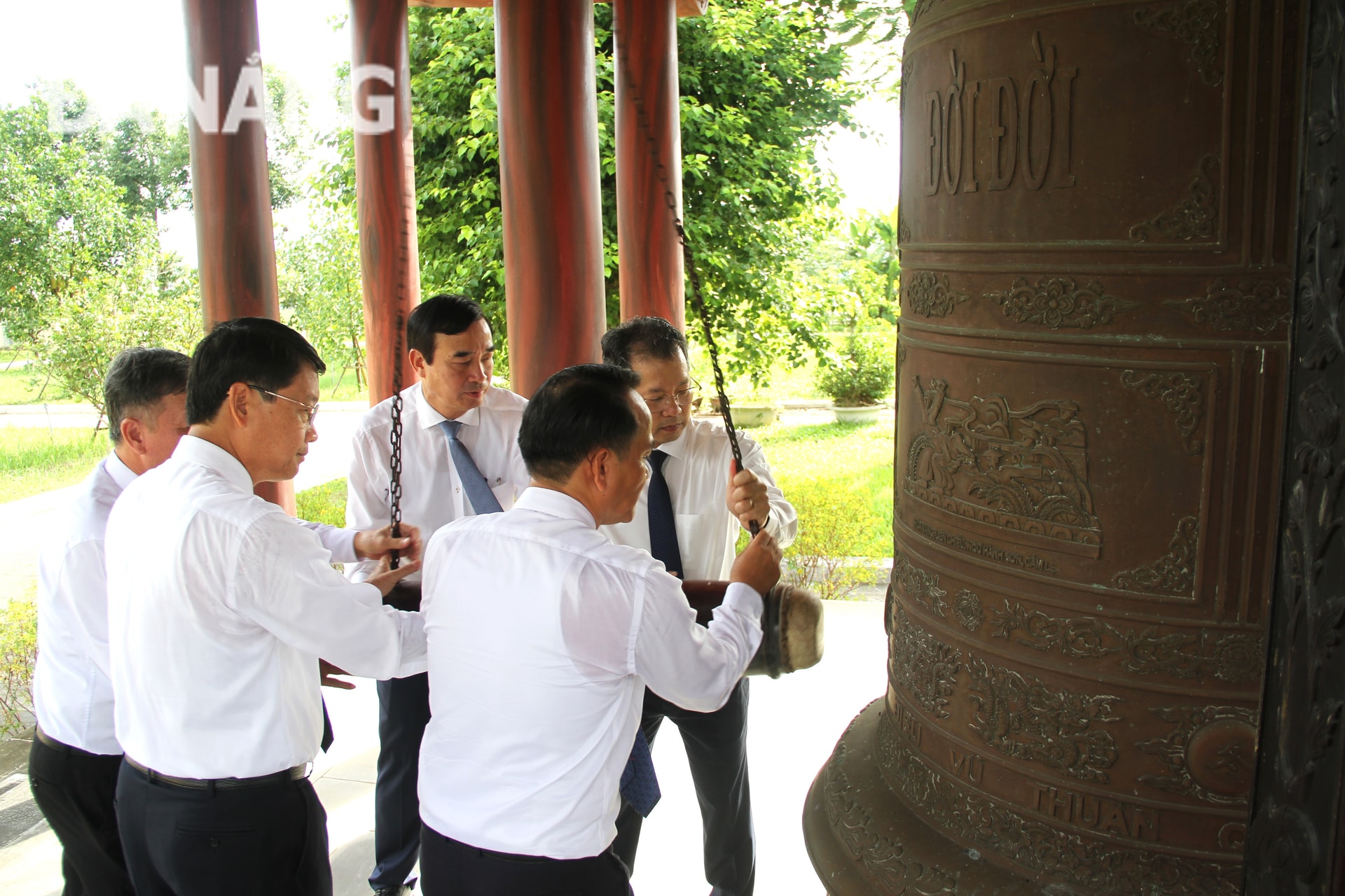 Đoàn lãnh đạo thành phố thỉnh chuông tại Đài tưởng niệm liệt sĩ huyện Hòa Vang. Ảnh: LAM PHƯƠNG
