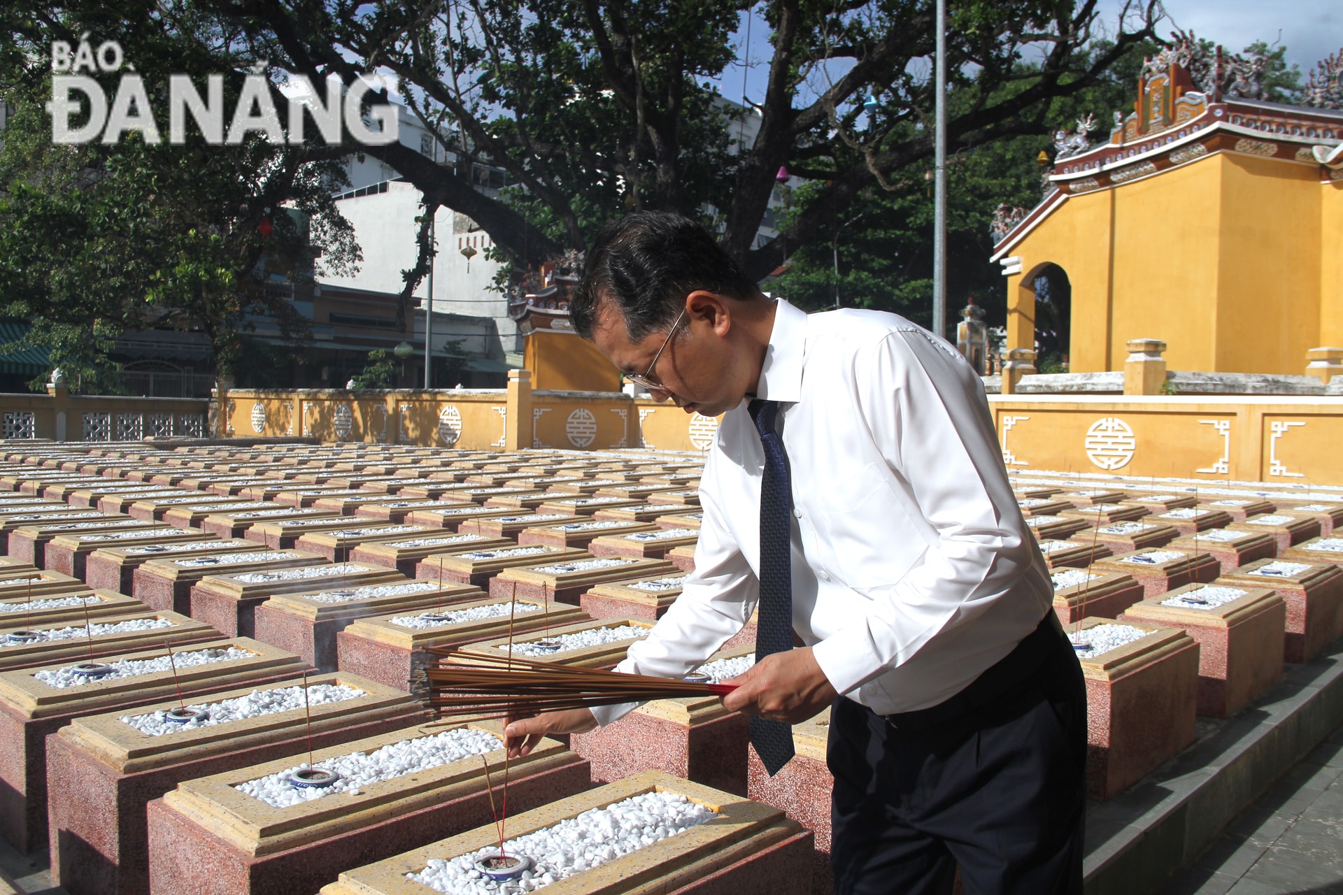 Bí thư Thành ủy Nguyễn Văn Quảng thắp hương tại các phần mộ anh hùng, liệt sĩ tại Nghĩa trủng Hòa Vang. Ảnh: LAM PHƯƠNG