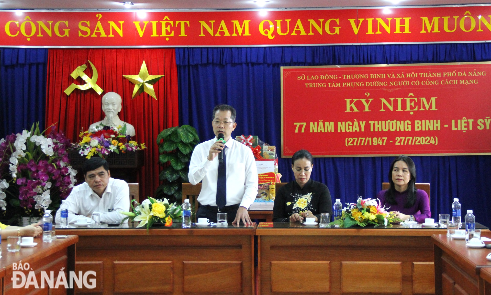 Bí thư Thành ủy Nguyễn Văn Quảng bày tỏ sự tri ân, ghi nhận công lao to lớn của các cụ đang được chăm sóc, phụng dưỡng tại Trung tâm Phụng dưỡng người có công cách mạng Đà Nẵng. Ảnh: LAM PHƯƠNG