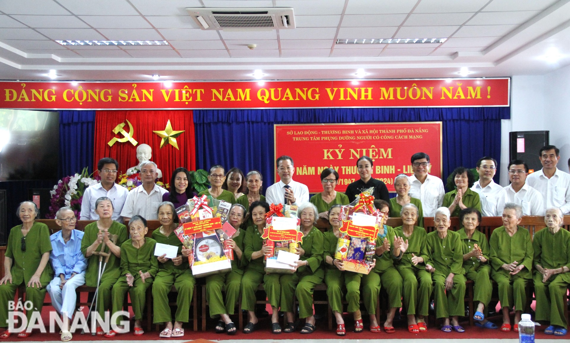 Lãnh đạo thành phố tặng quà và chụp ảnh cùng các cụ tại Trung tâm Phụng dưỡng người có công cách mạng Đà Nẵng. Ảnh: LAM PHƯƠNG