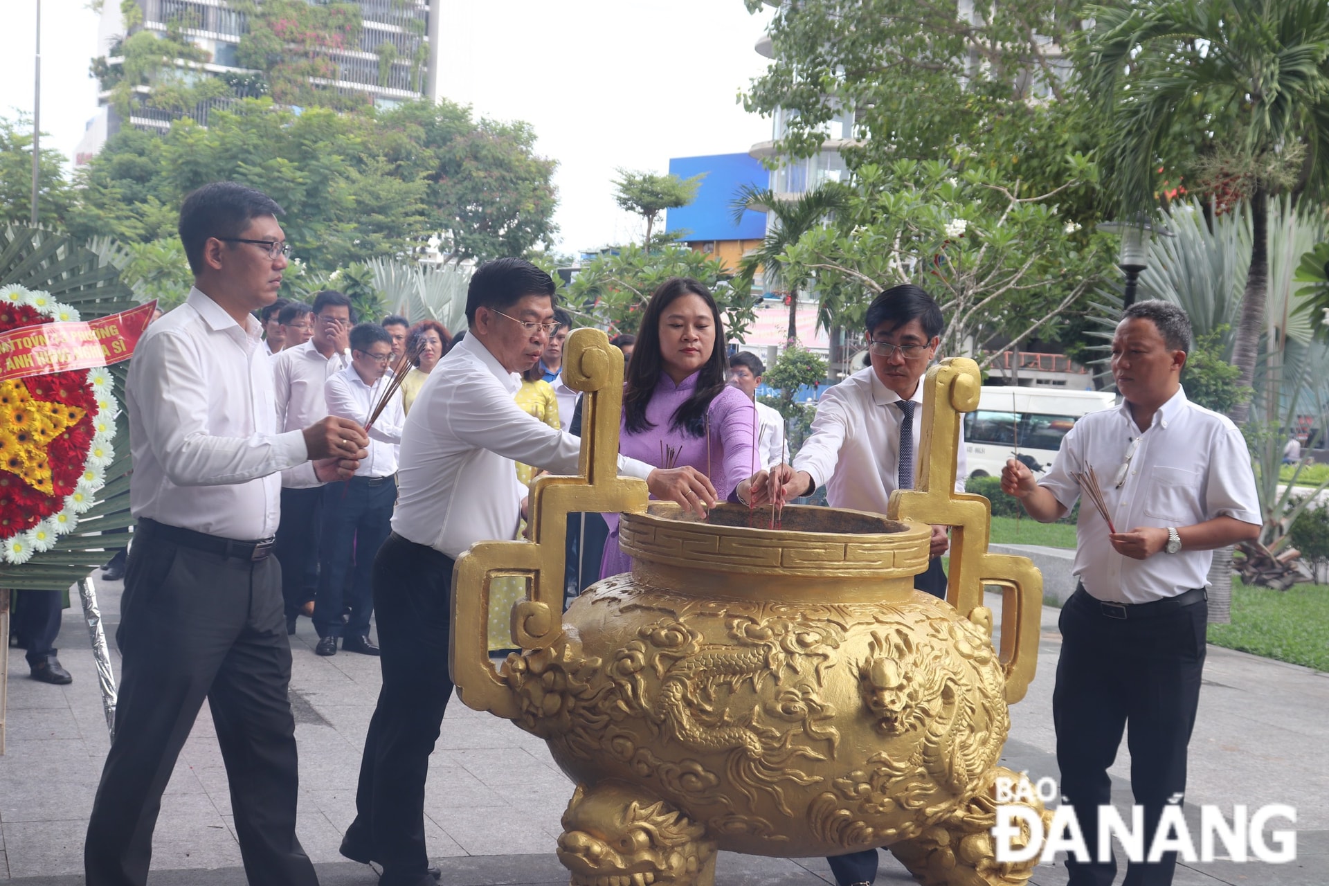 Trưởng ban Dân vận Thành ủy Trần Thắng Lợi (thứ hai, bên phải qua) cùng lãnh đạo UBND quận Hải Châu dâng hương tại Nghĩa trủng Phước Ninh. ẢNH: K.N