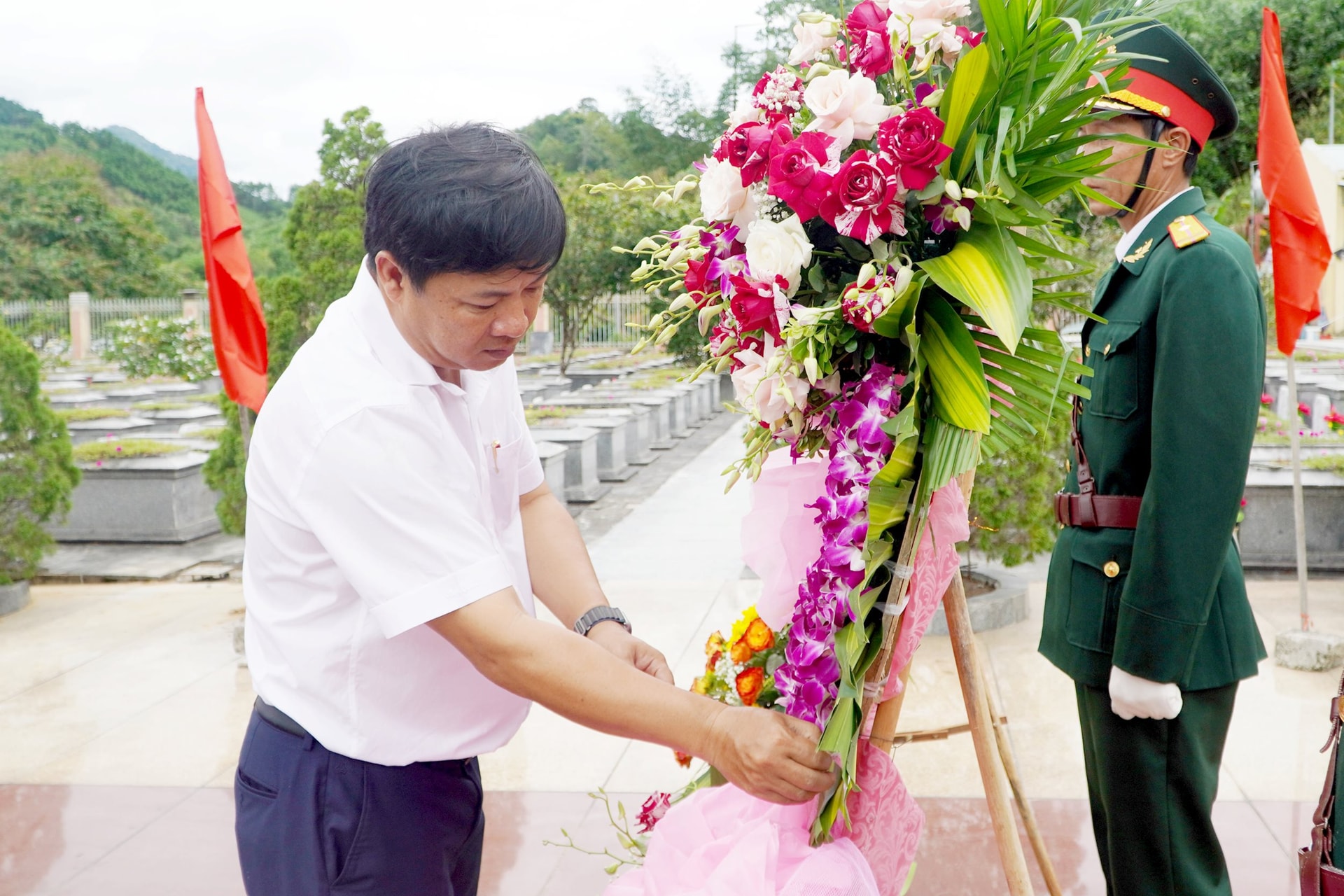 Bí thư Tỉnh uỷ Lương Nguyễn Minh Triết chuẩn bị dâng hoa tại Nghĩa trang Liệt sĩ Phước Sơn