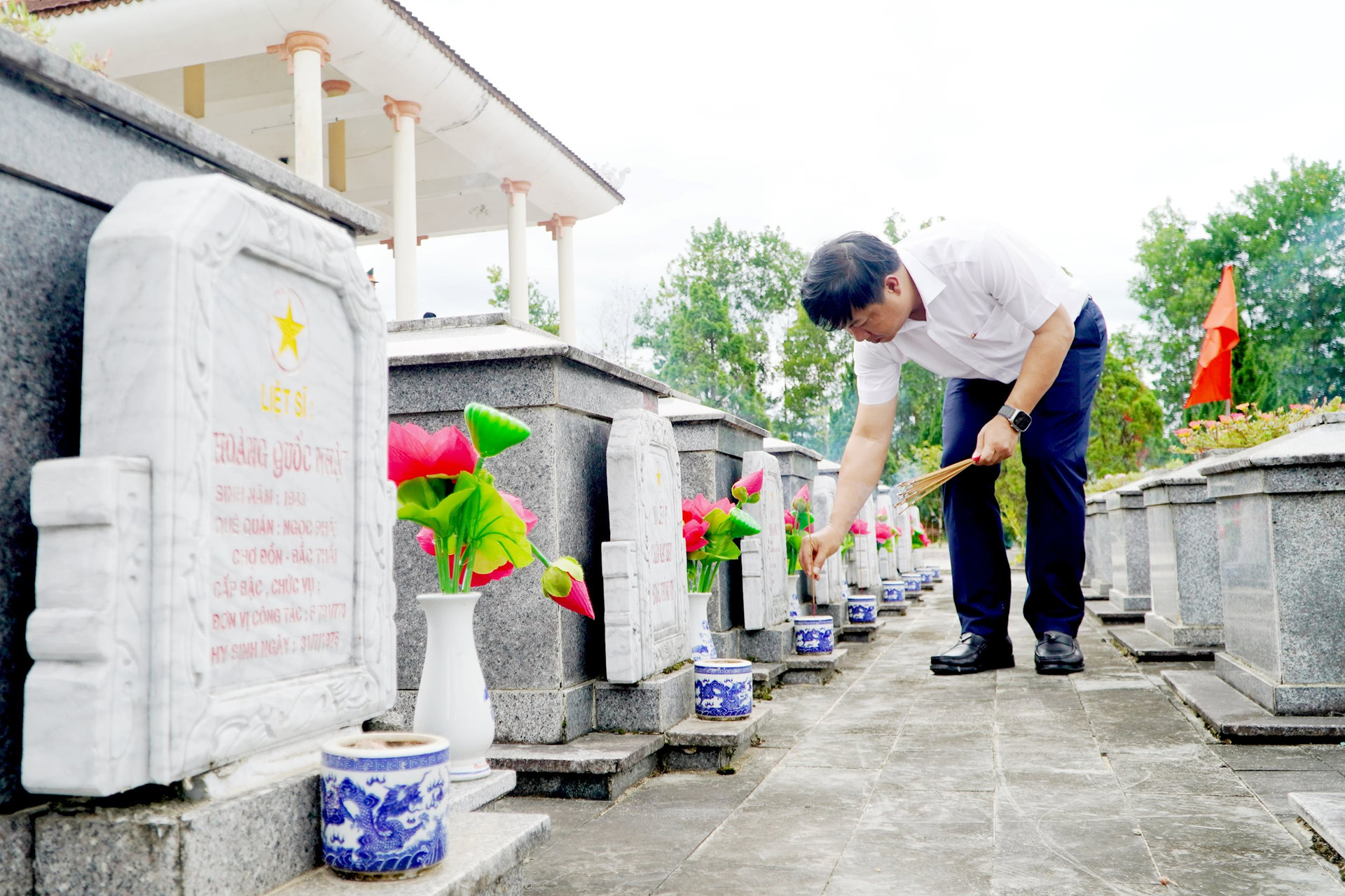 Bí thư Tỉnh uỷ Lương Nguyễn Minh Triết viếng hương các mộ phần liệt sĩ tại Nghĩa trang Liệt sĩ Phước Sơn