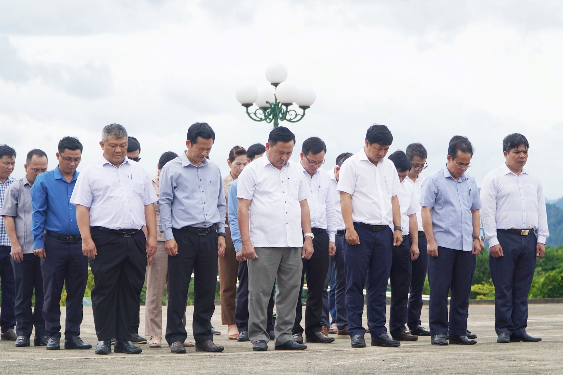 Đoàn công tác mặc niệm tưởng nhớ những anh hùng liệt sĩ đã ngã xuống vì độc lập tự do của dân tộc