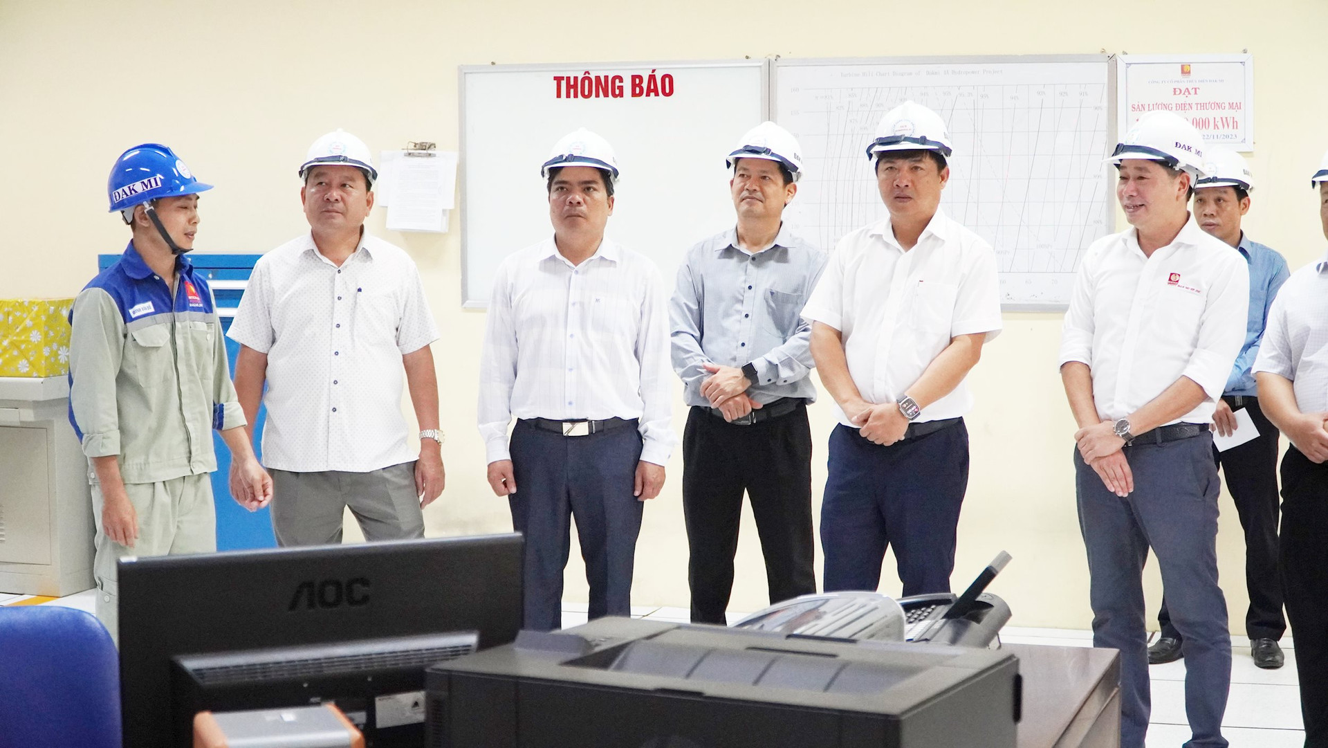 Đoàn công tác thăm phòng vận hành của nhà máy Thủy điện Đak Mi A