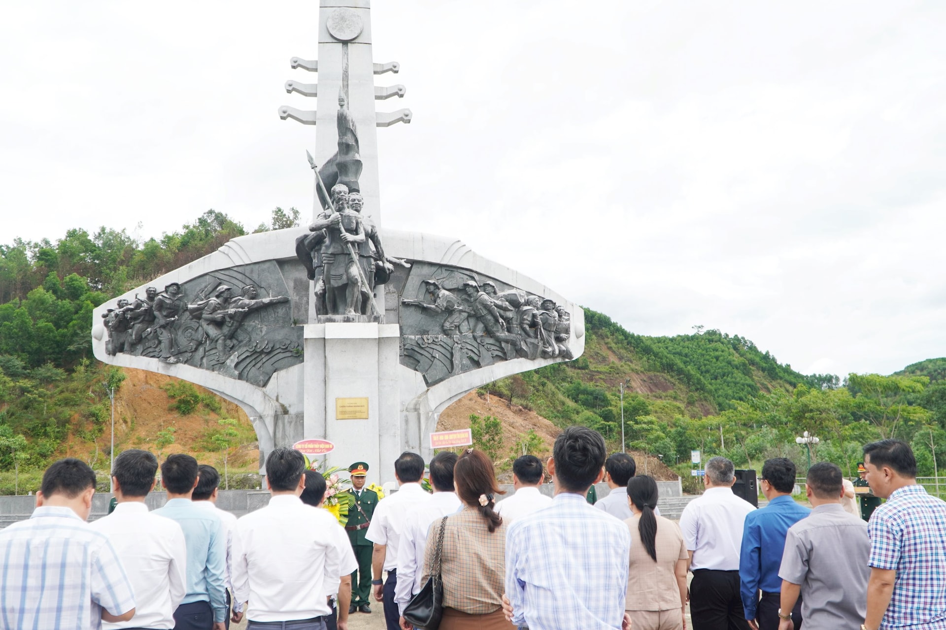 Đoàn công tác viếng hương tại Tượng đài Chiến thắng Khâm Đức