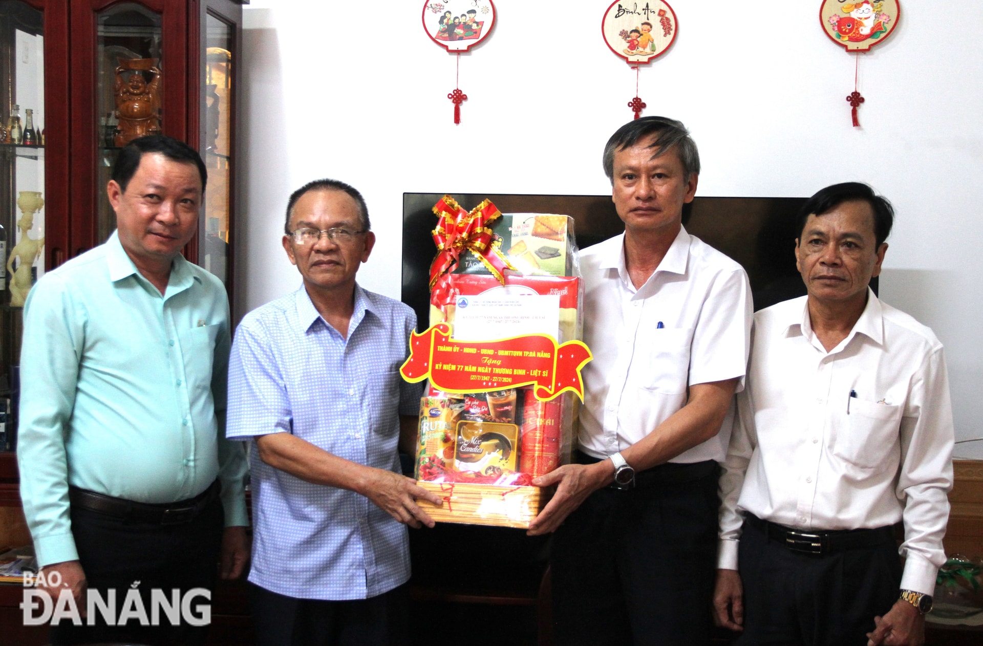 Trưởng Ban Tuyên giáo Thành ủy Đoàn Ngọc Hùng Anh (thứ hai, bên phải sang) tặng quà thương binh
