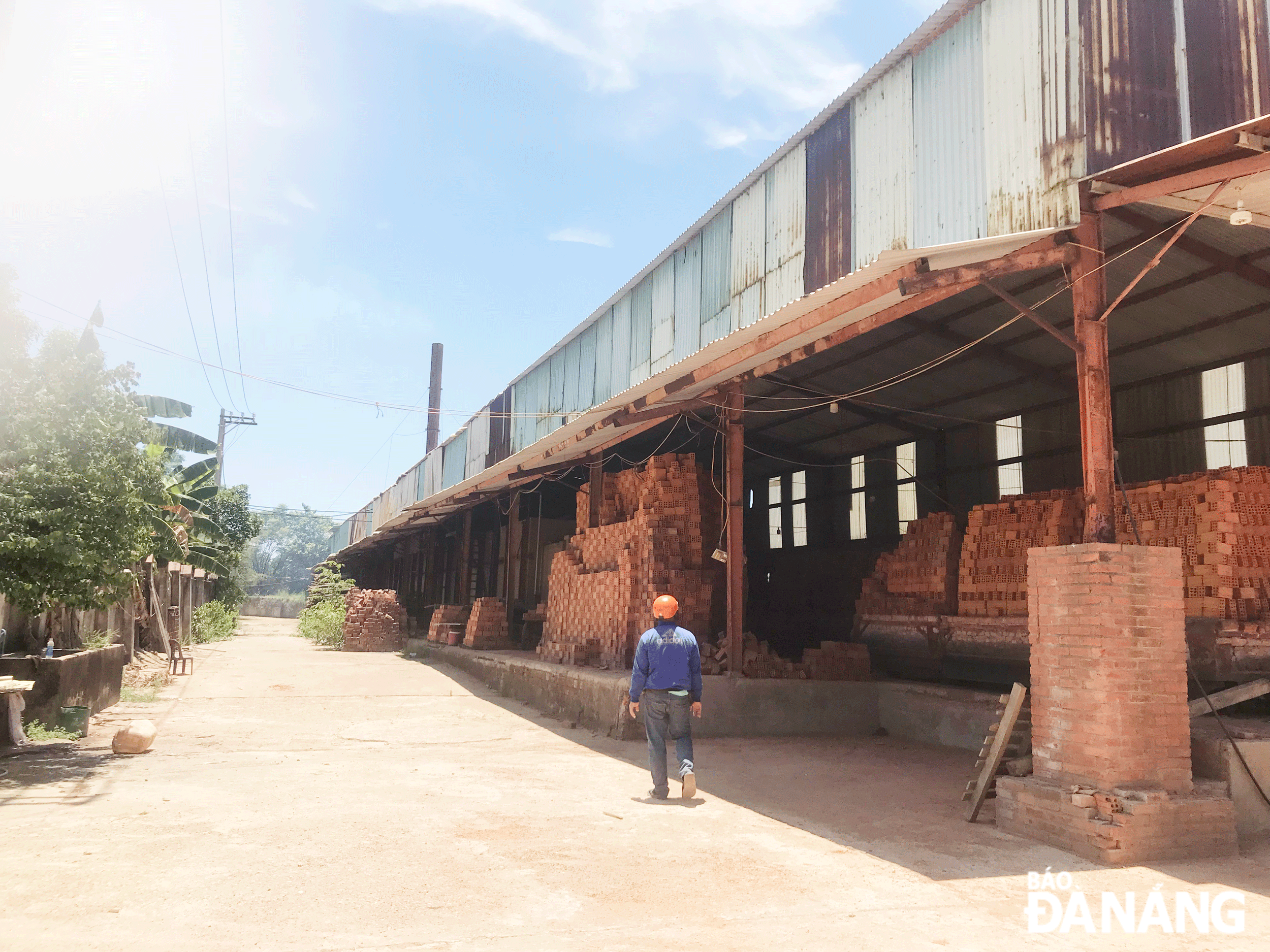 Người dân thôn Giáng Nam 2, xã Hòa Phước, huyện Hòa Vang phản ánh cơ sở sản xuất gạch Thanh Châu gây ô nhiễm trong khu dân cư. Ảnh: KHÁNH HUYỀN