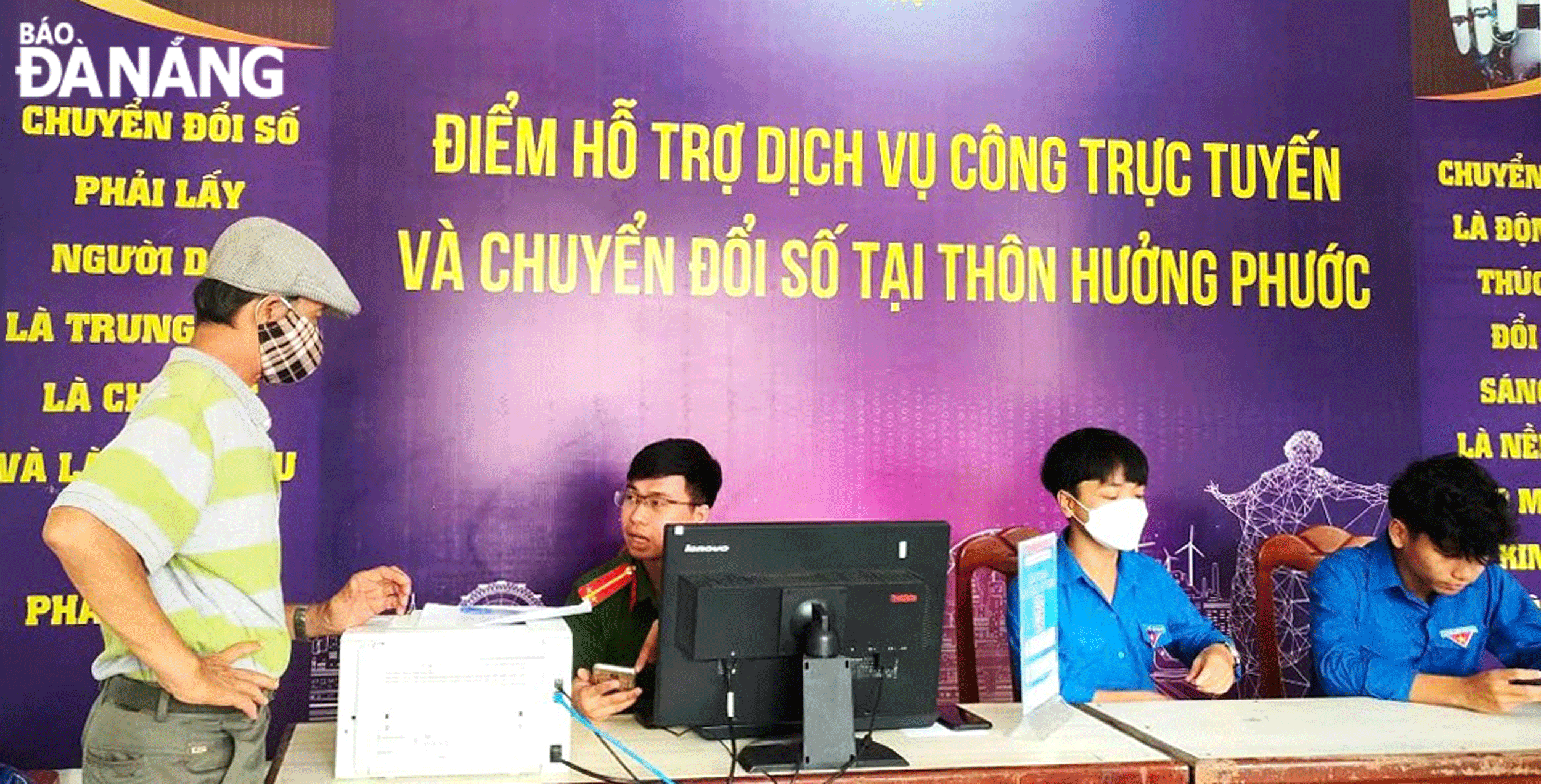 Mô hình “Điểm hỗ trợ dịch vụ công trực tuyến và chuyển đổi số thôn Hưởng Phước” (xã Hòa Liên, huyện Hòa Vang) tạo thuận lợi cho người dân trong thực hiện các thủ tục hành chính. Ảnh: ĐẮC MẠNH