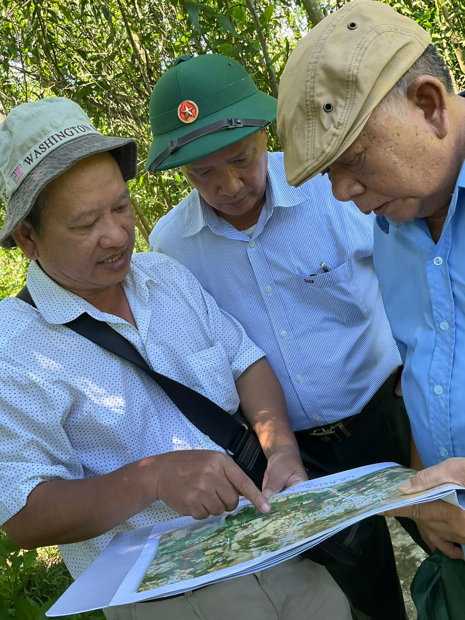 ccb-nguyen-tien-dai-mai-xuan-huong-va-nguyen-xuan-thang-khao-sat-cac-diem-nghi-ngo-ho-chon-tap-the-o-can-cu-cam-doi.jpg