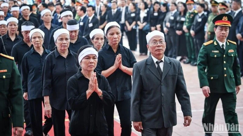 Người dân vào viếng Tổng Bí thư Nguyễn Phú Trọng tại quê nhà xã Đông Hội, Đông Anh, Hà Nội sáng 25/7.