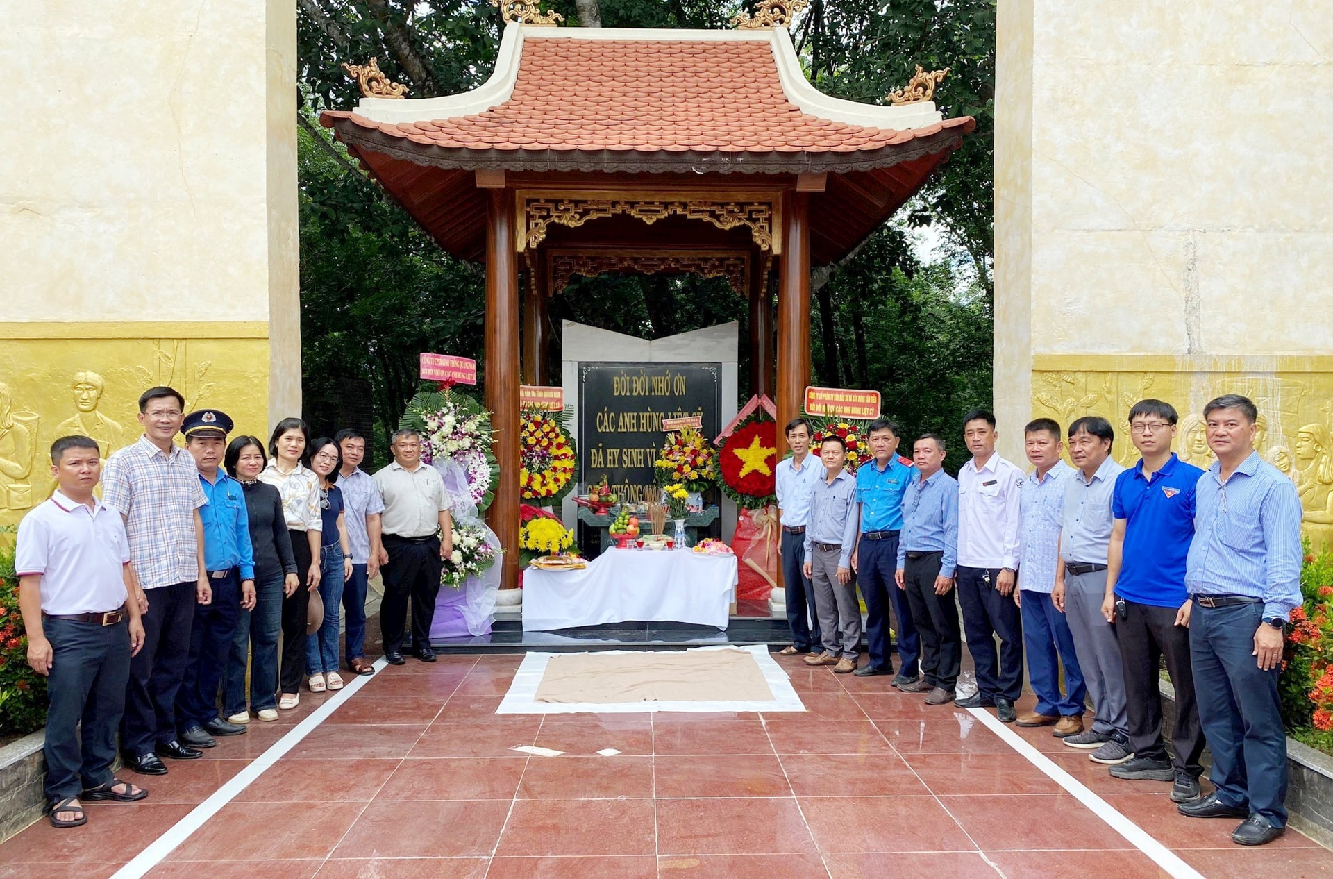 Chi đoàn Sở Giao thông Vận tải tỉnh tổ chức các hoạt động tri ân tại Khu tưởng niệm các Anh hùng Liệt sĩ Giao Vận Khu V tại xã Sông Trà, huyện Hiệp Đức, tỉnh Quảng Nam..