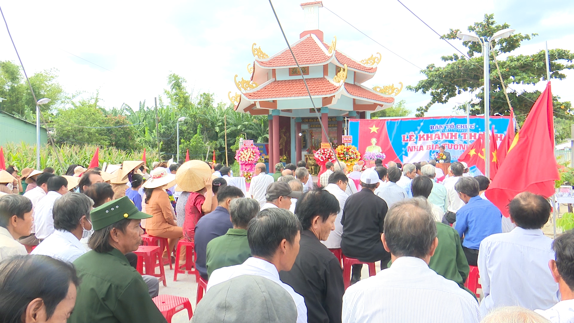 Cán bộ, nhân dân thôn Mỹ Nam, xã Đại Tân, huyện Đại Lộc vui mừng trước sự kiện khánh thành bia tưởng niệm người có công. Ảnh: BÍCH LIÊN