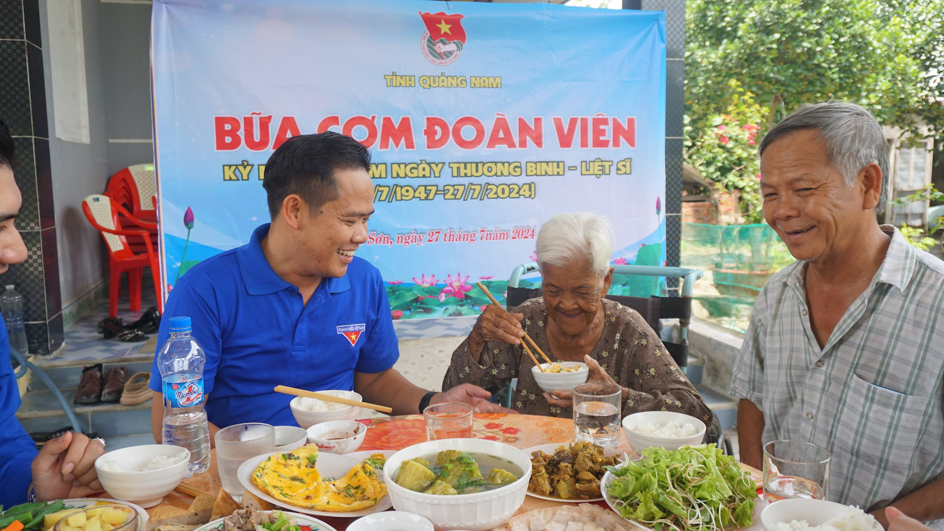 Bữa cơm đoàn viên tại nhà Mẹ Việt Nam Anh hùng Lê Thị Vui. Ảnh: TĐ