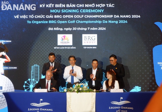 Đại diện Sở Du lịch và Tập đoàn BRG ký cam kết hợp tác về tổ chức Giải Golf Phát triển Châu Á - BRG Open Golf Championship Danang 2024. Ảnh: M.Q