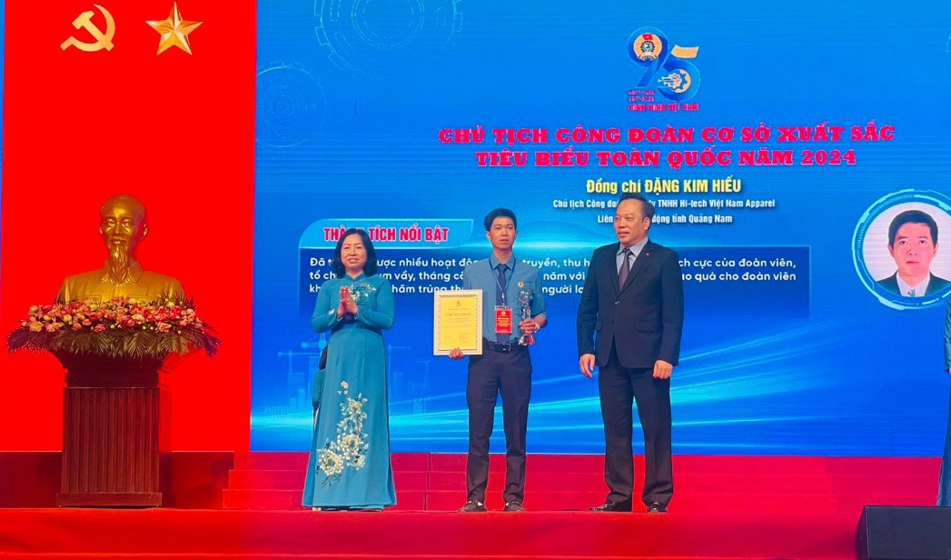 Ông Đặng Kim Hiếu được tuyên dương là Chủ tịch CĐCS tiêu biểu toàn quốc năm 2024. Ảnh: D.L