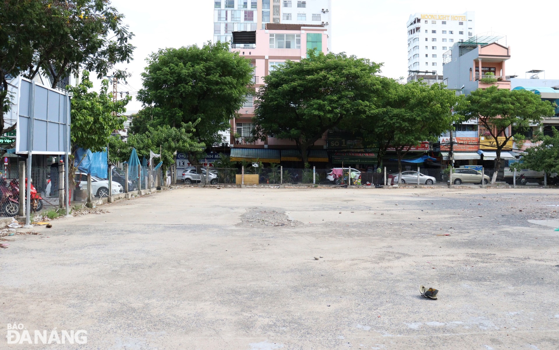 Sau nhiều năm, khu đất ở số 172 Nguyễn Chí Thanh đã có nhà đầu tư xây dựng bãi đỗ xe thông minh. Ảnh: HOÀNG HIỆP