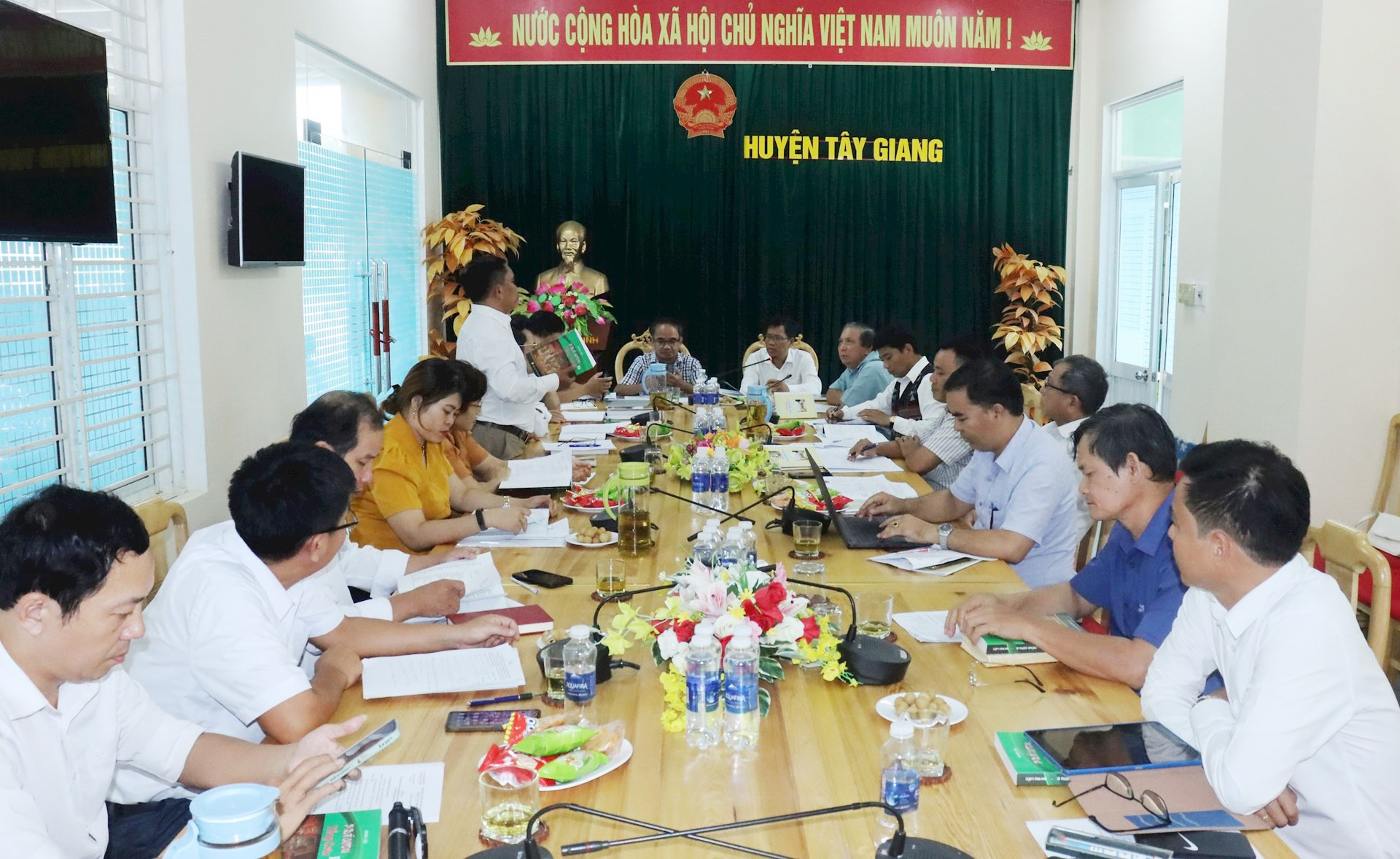 doan-cong-tac-huyen-nam-dong-lam-viec-chia-se-kinh-nghiem-day-va-hoc-tieng-dan-toc-cotu-tai-huyen-tay-giang.jpg