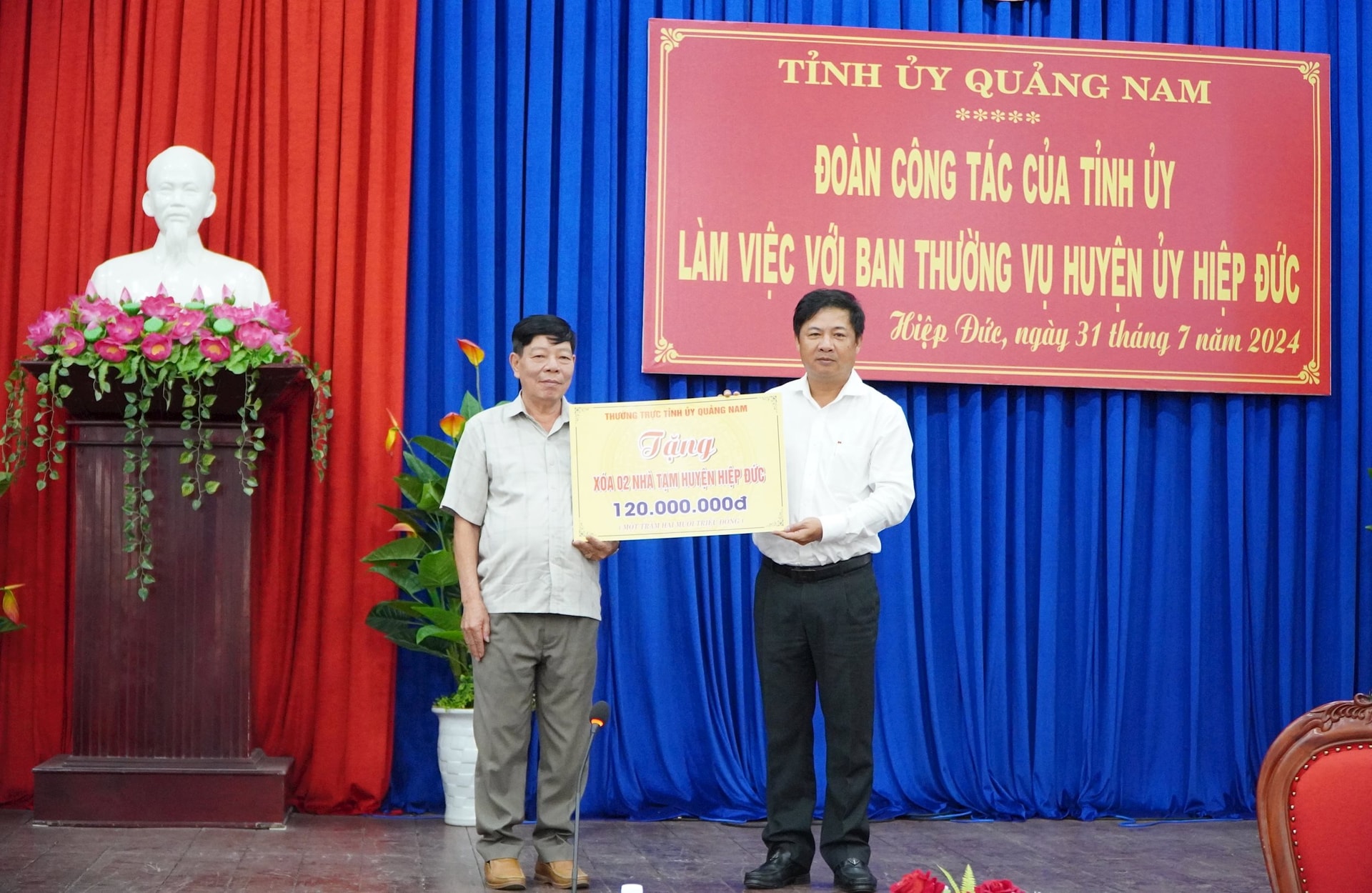 Nhân chuyến công tác, Bí thư Tỉnh ủy Lương Nguyễn Minh Triết tặng huyện Hiệp Đức 120 triệu đồng hỗ trợ xóa 2 nhà tạm. Ảnh: VINH ANH