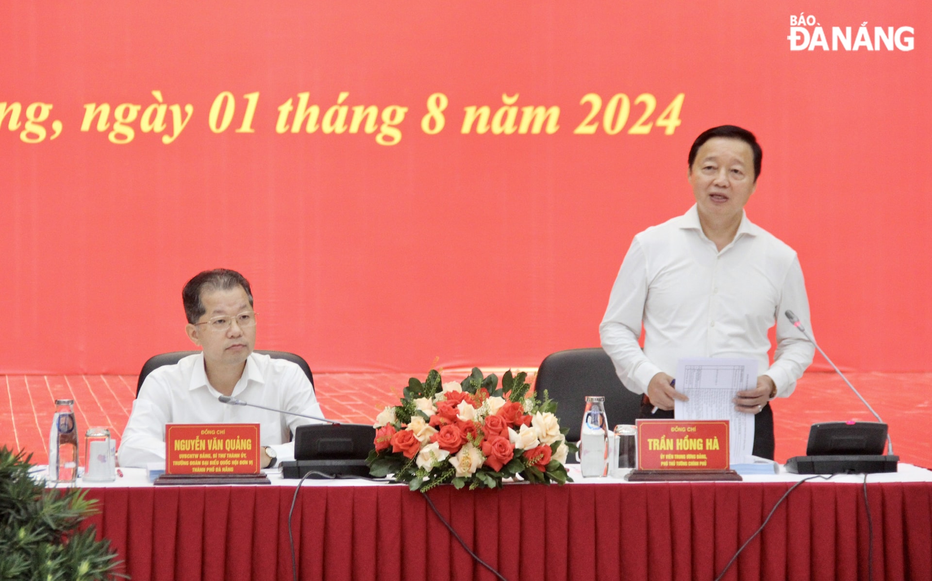 Ủy viên Trung ương Đảng, Phó Thủ tướng Chính phủ, Thường trực Tiểu ban Kinh tế - Xã hội Trần Hồng Hà (bên phải) và Ủy viên Trung ương Đảng, Bí thư Thành ủy, Trưởng đoàn Đại biểu Quốc hội thành phố Nguyễn Văn Quảng đồng chủ trì buổi làm việc.