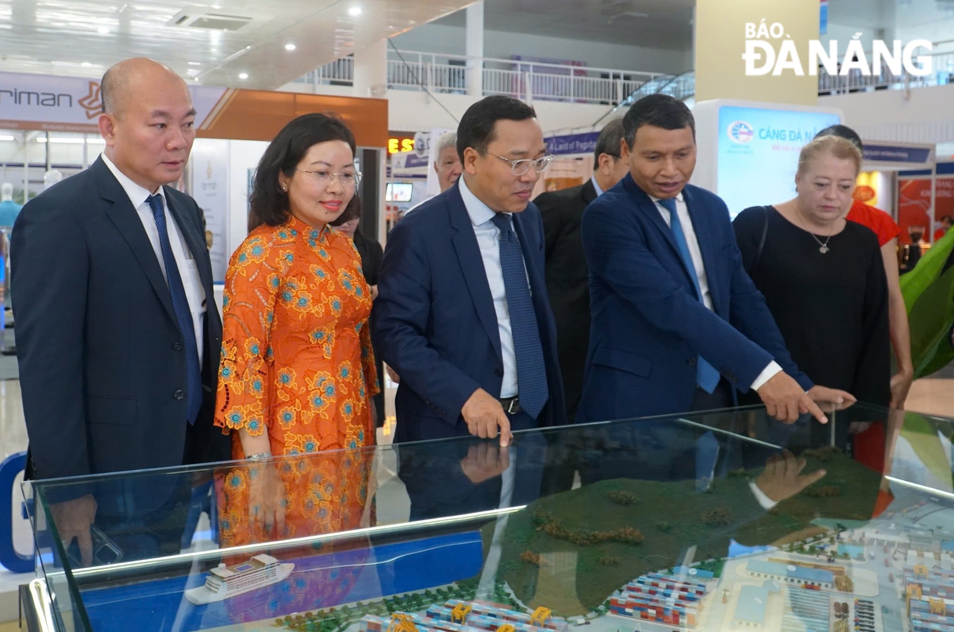 Phó Chủ tịch UBND thành phố Hồ Kỳ Minh (thứ 2, bên phải sang) cùng các đại biểu tham quan hội chợ.