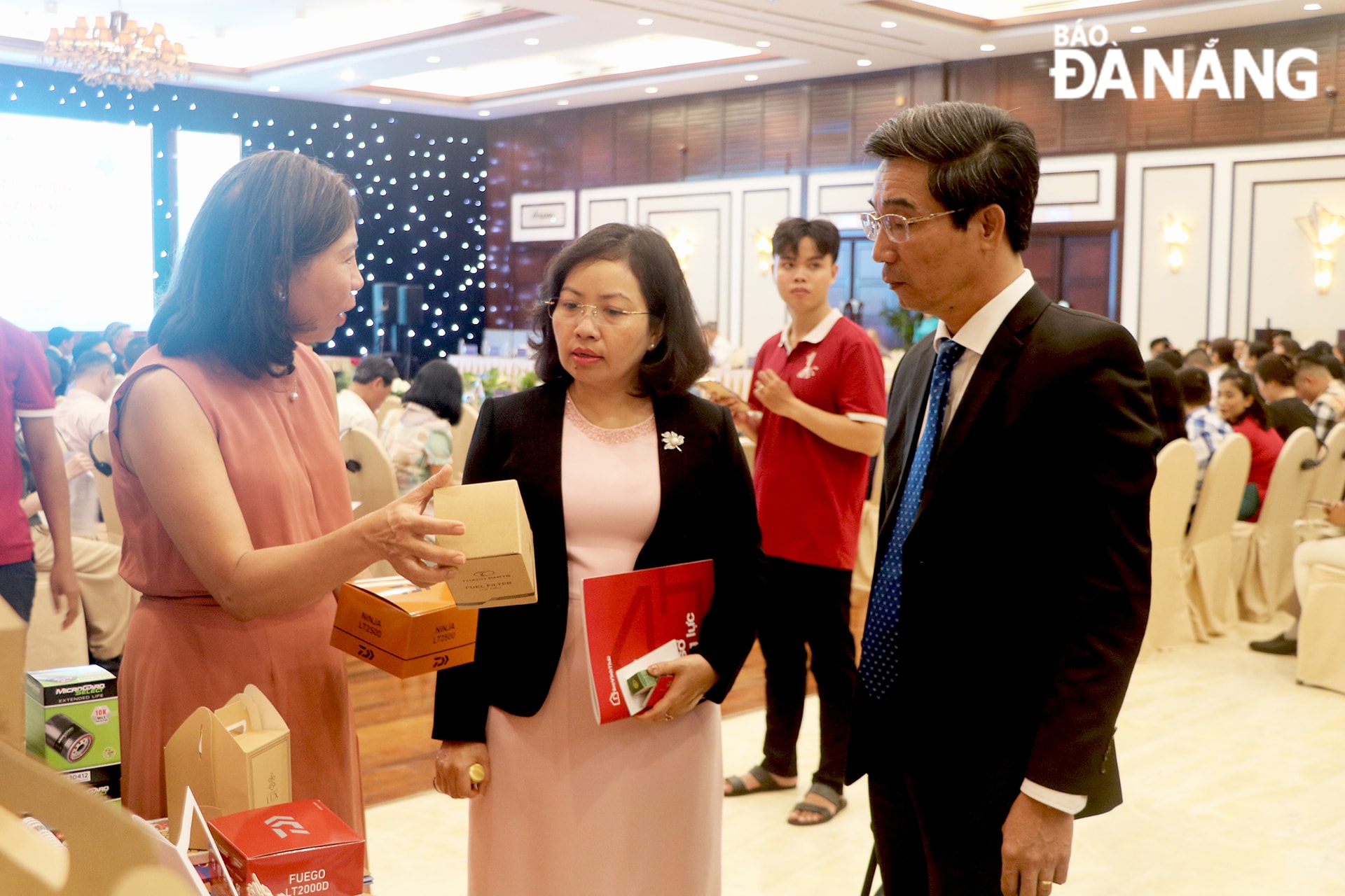 Phó Chủ tịch UBND thành phố Trần Chí Cường (đầu tiên, bên phải) tham quan các gian hàng trưng bày, kết nối tại hội nghị. Ảnh: V.H - M.Q