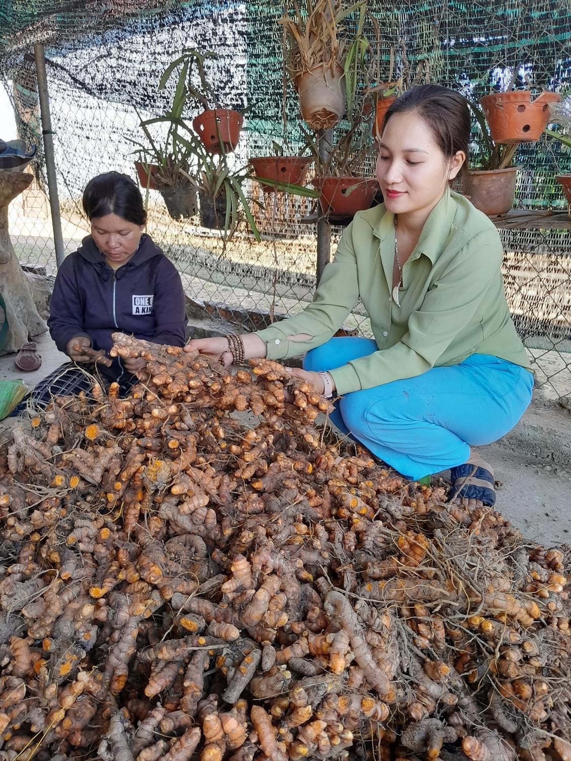 Chị A Lăng Thị Chon tạo việc làm cho phụ nữ cùng thôn