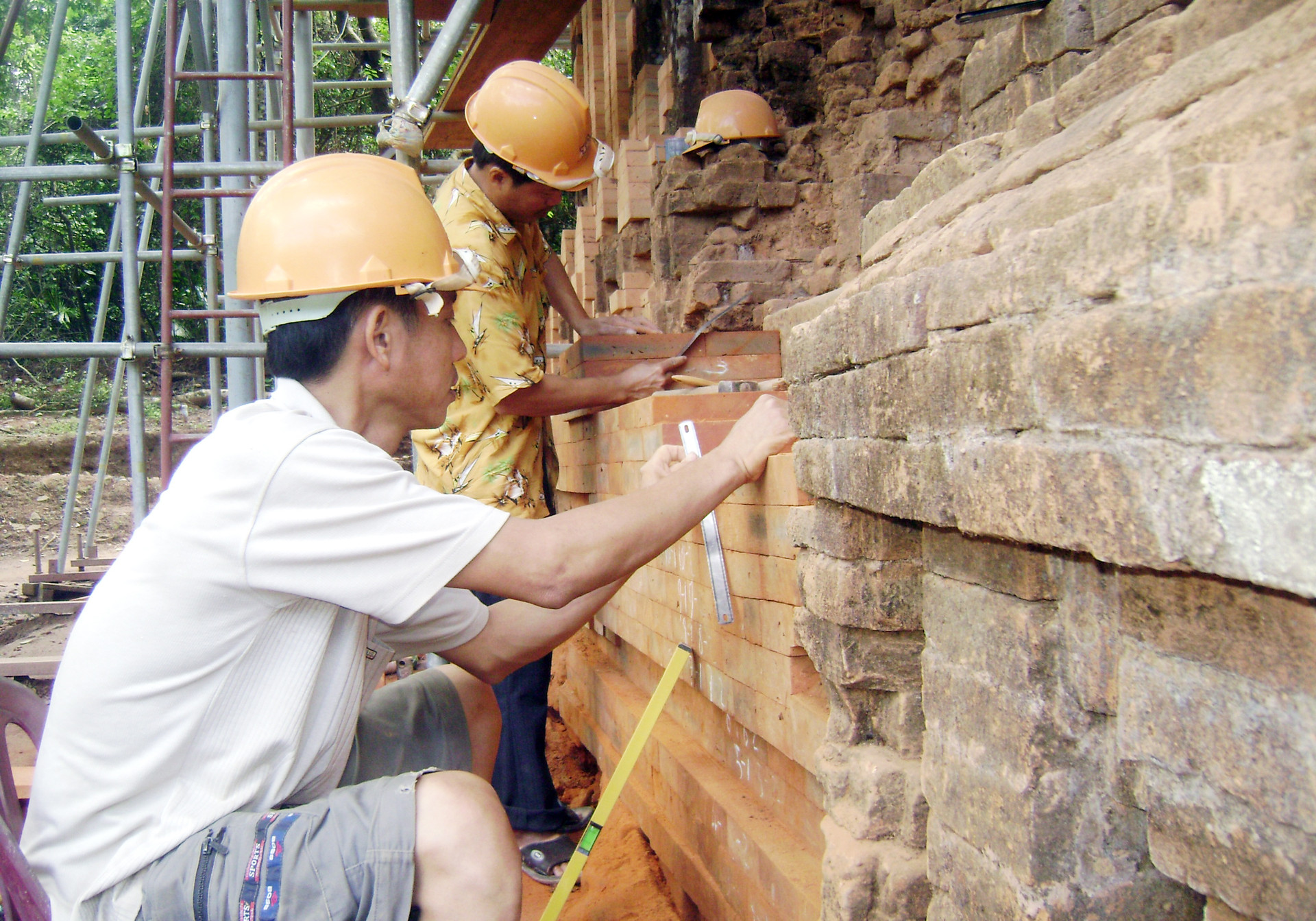 Nhiều dự án trùng tu, sửa chữa nhỏ tại Mỹ Sơn đều nhờ Quỹ trùng tu phát triển Mỹ Sơn. Ảnh: V.L