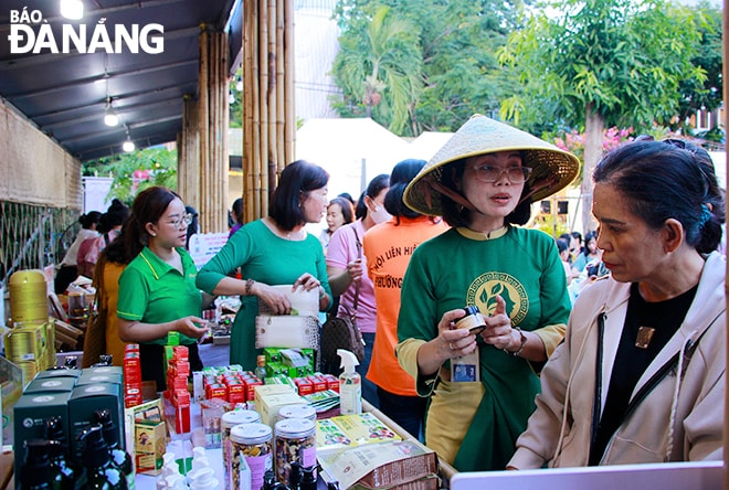 Người dân tham quan, mua sắm tại các gian hàng của ngày hội. Ảnh: X.D