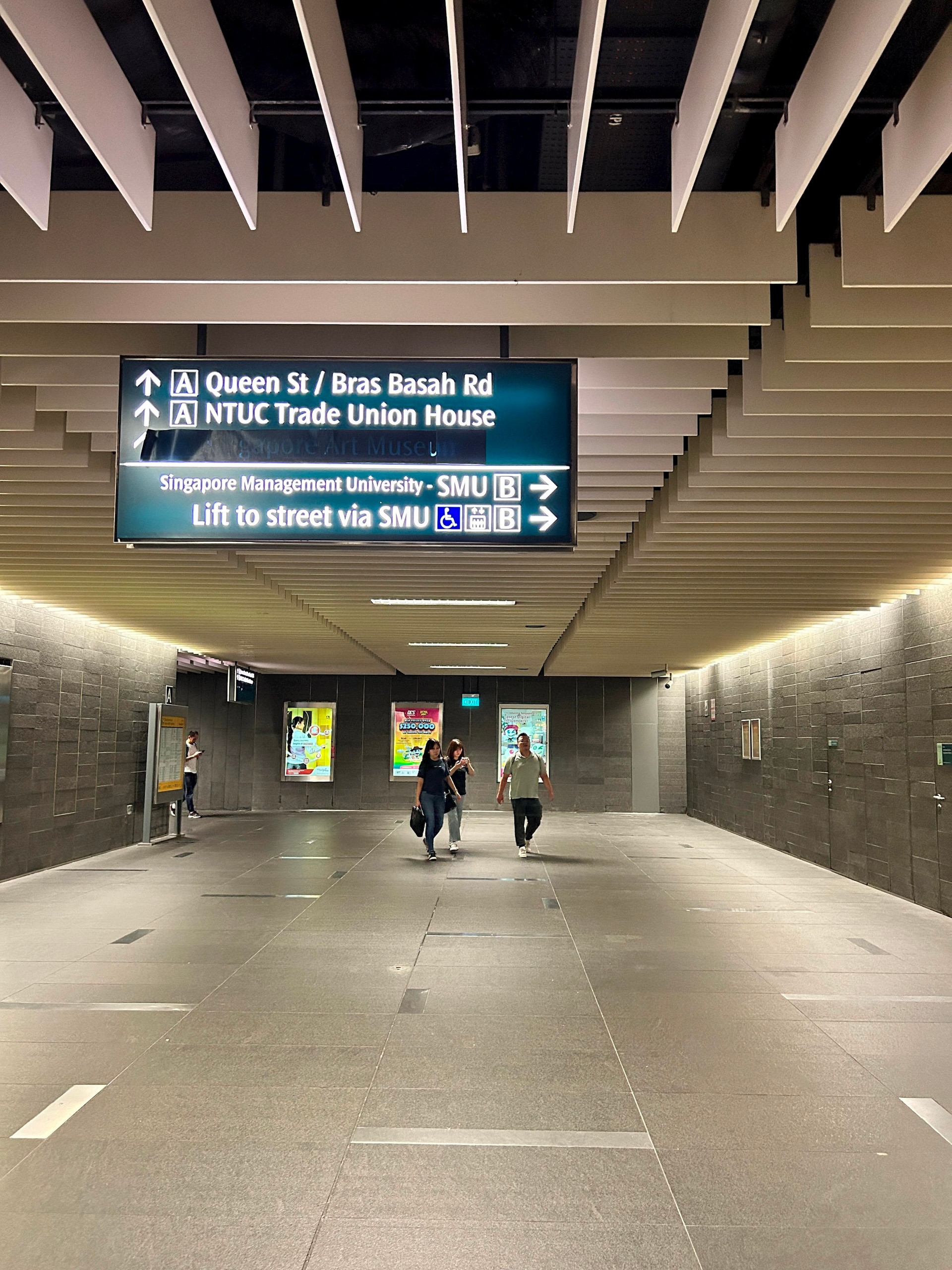 3 Trong lòng metro ở Singapore, không thấy quá tải (1)