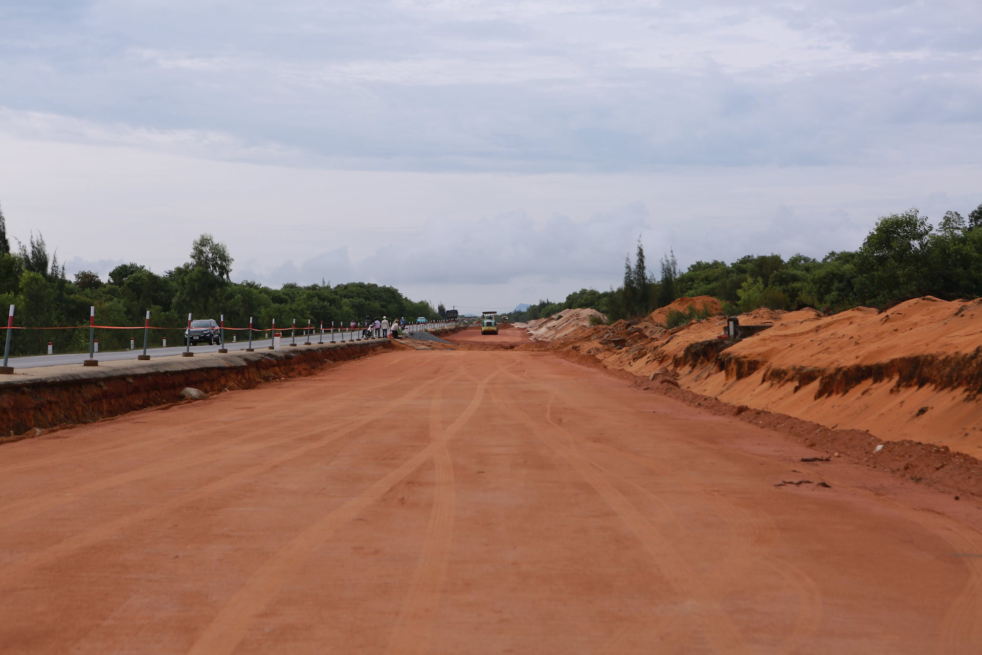 Không chỉ riêng giải phóng mặt bằng tái định cư, công tác di dời mồ mả, bố trí nghĩa trang khi thực hiện các công trình cũng được Bí thư Tỉnh ủy chỉ đạo quyết liệt. Ảnh: T.C