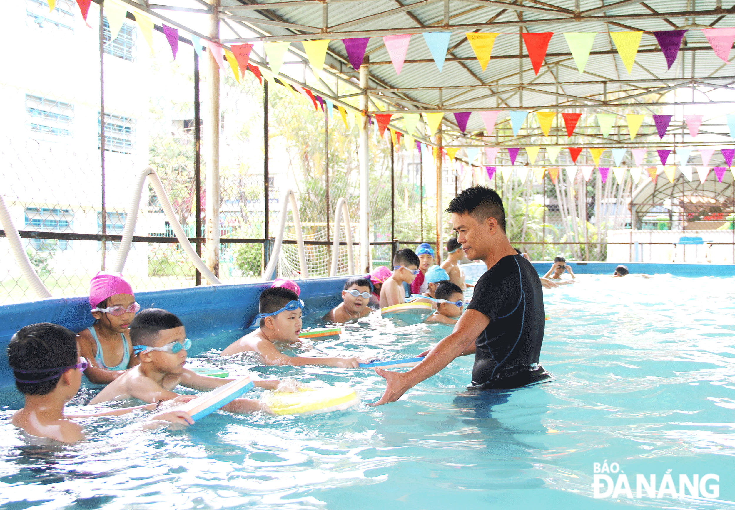 Các trường đẩy mạnh dạy bơi miễn phí trong dịp hè nhằm cải thiện kỹ năng bơi an toàn cho trẻ em. Trong ảnh: Thầy và trò Trường Tiểu học Huỳnh Ngọc Huệ rèn luyện kỹ năng bơi an toàn. Ảnh: L.P