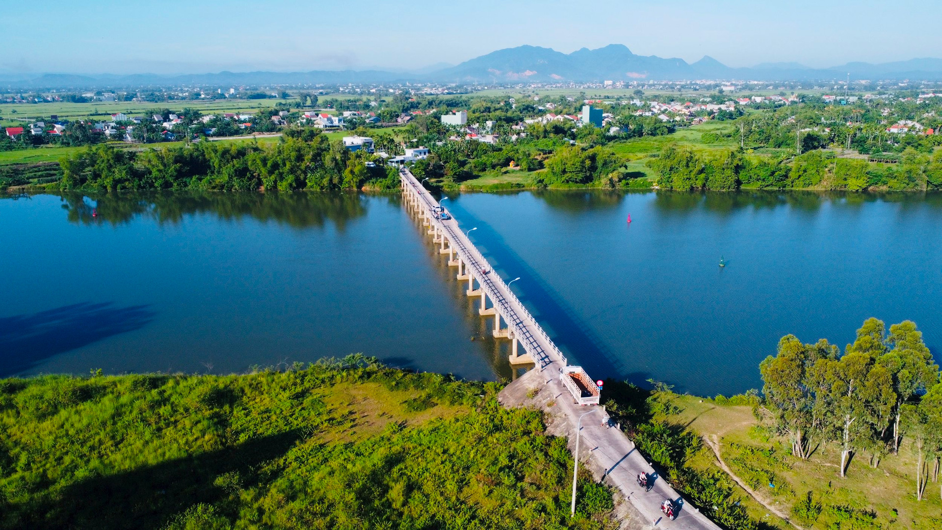 Cầu Duy Phước (nằm trên Quốc lộ 14H) hiện nối Duy Xuyên và TP.Hội An hiện đã lạc hậu so với đà phát triển của khu vực này. Ảnh: Q.T