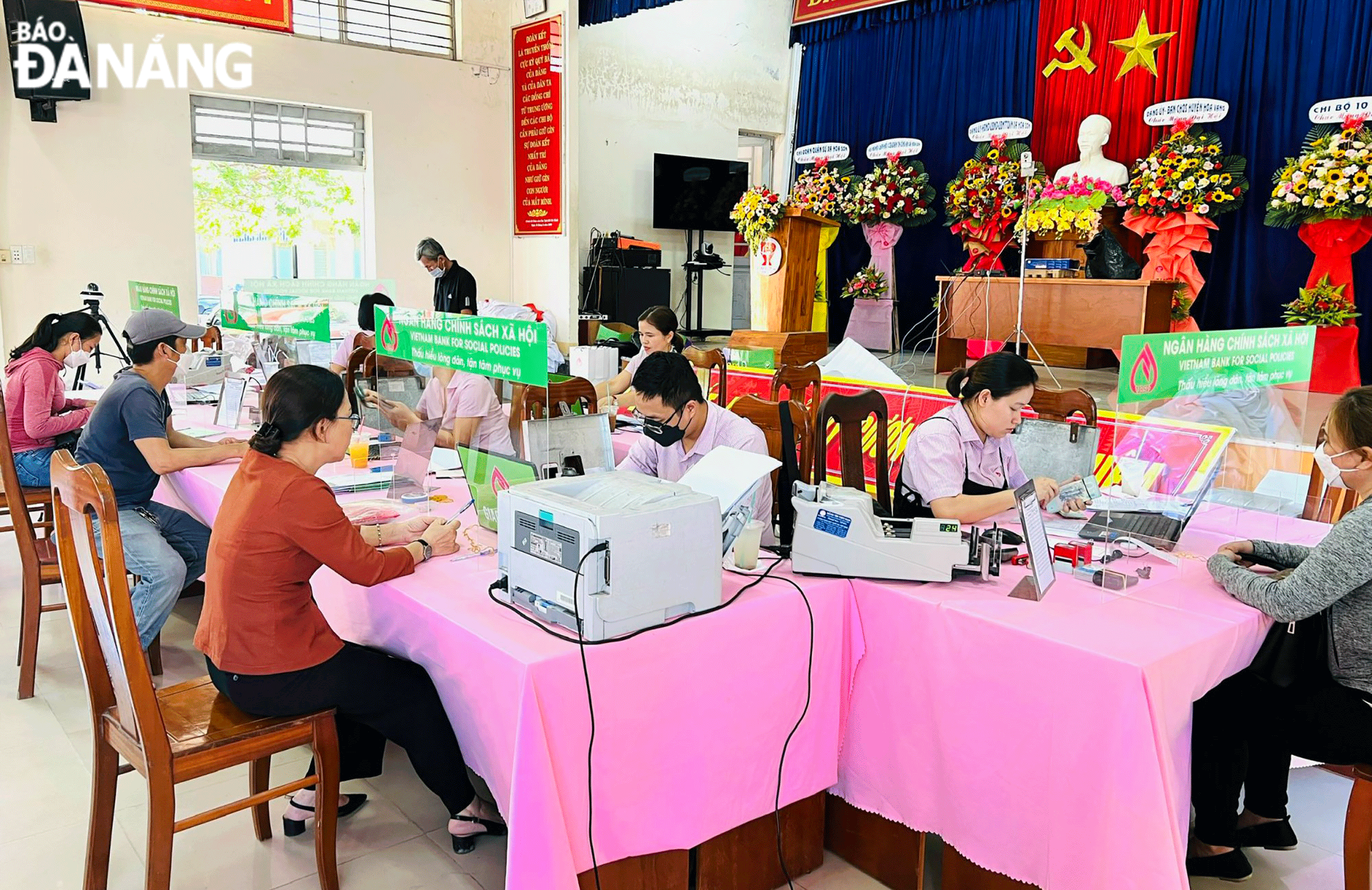 Cán bộ Ngân hàng Chính sách xã hội huyện Hòa Vang hướng dẫn khách hàng làm thủ tục vay vốn. Ảnh: T.H