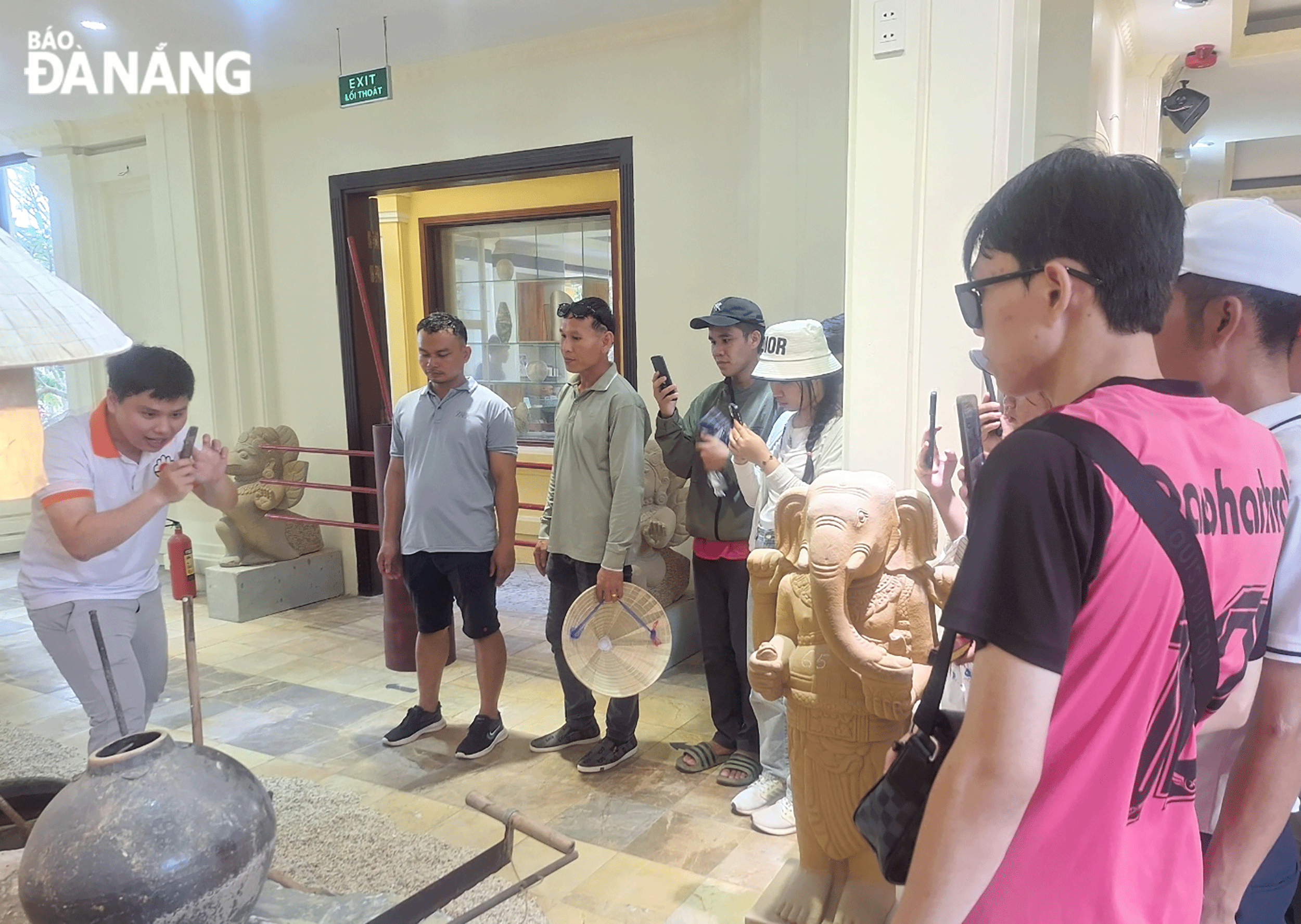 Đoàn sinh viên đến từ Na Uy tham quan tại Bảo tàng Đà Nẵng. Ảnh: NGỌC HÀ