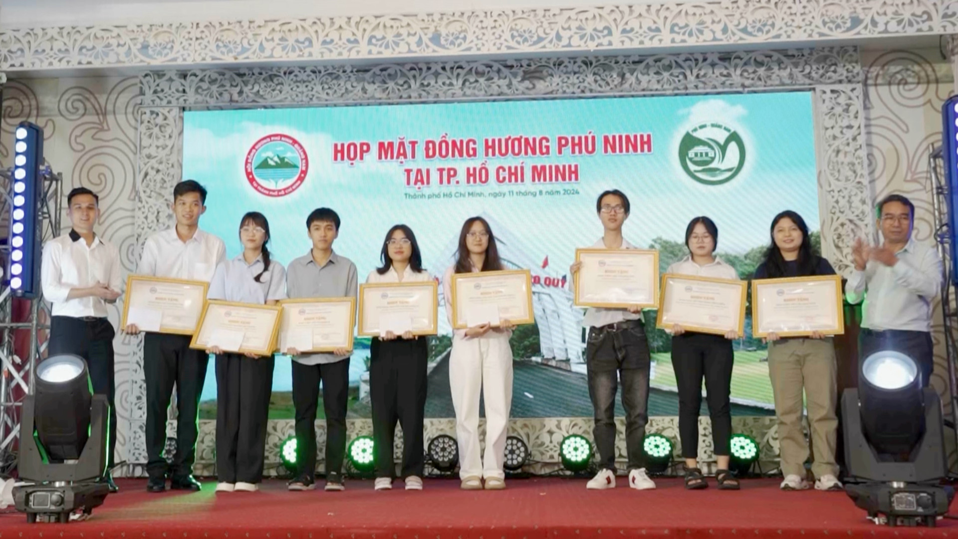 Trao giấy khen cho các em học sinh, sinh viên có thành tích xuất sắc trong học tập năm học 2023 - 2024