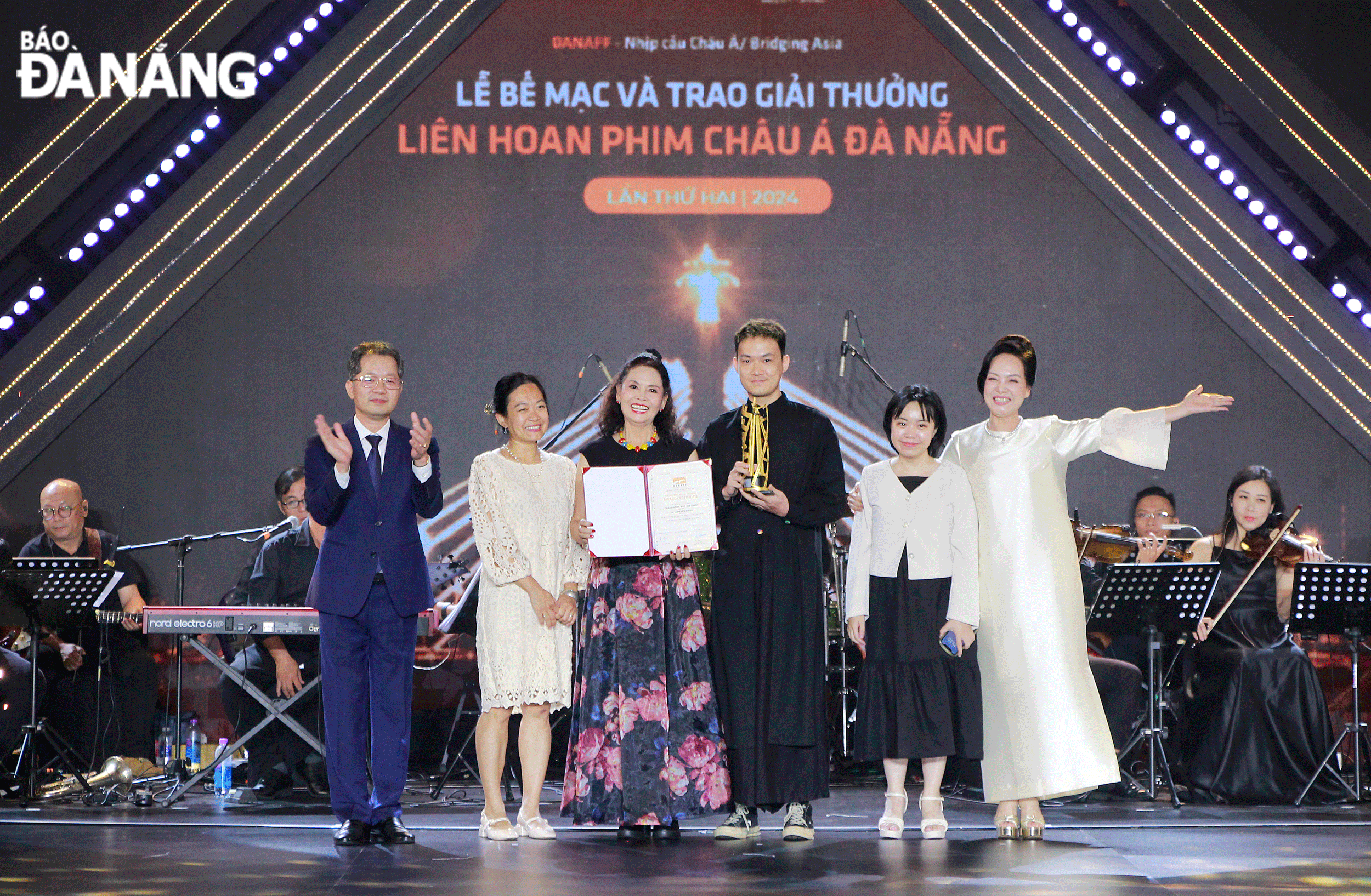 Thành phố tiếp tục xây dựng văn hóa, con người có bản sắc riêng. TRONG ẢNH: Bí thư Thành ủy Nguyễn Văn Quảng (bên trái) trao giải phim châu Á dự thi hay nhất cho đoàn làm phim “Culi không bao giờ khóc”. Ảnh: X.D