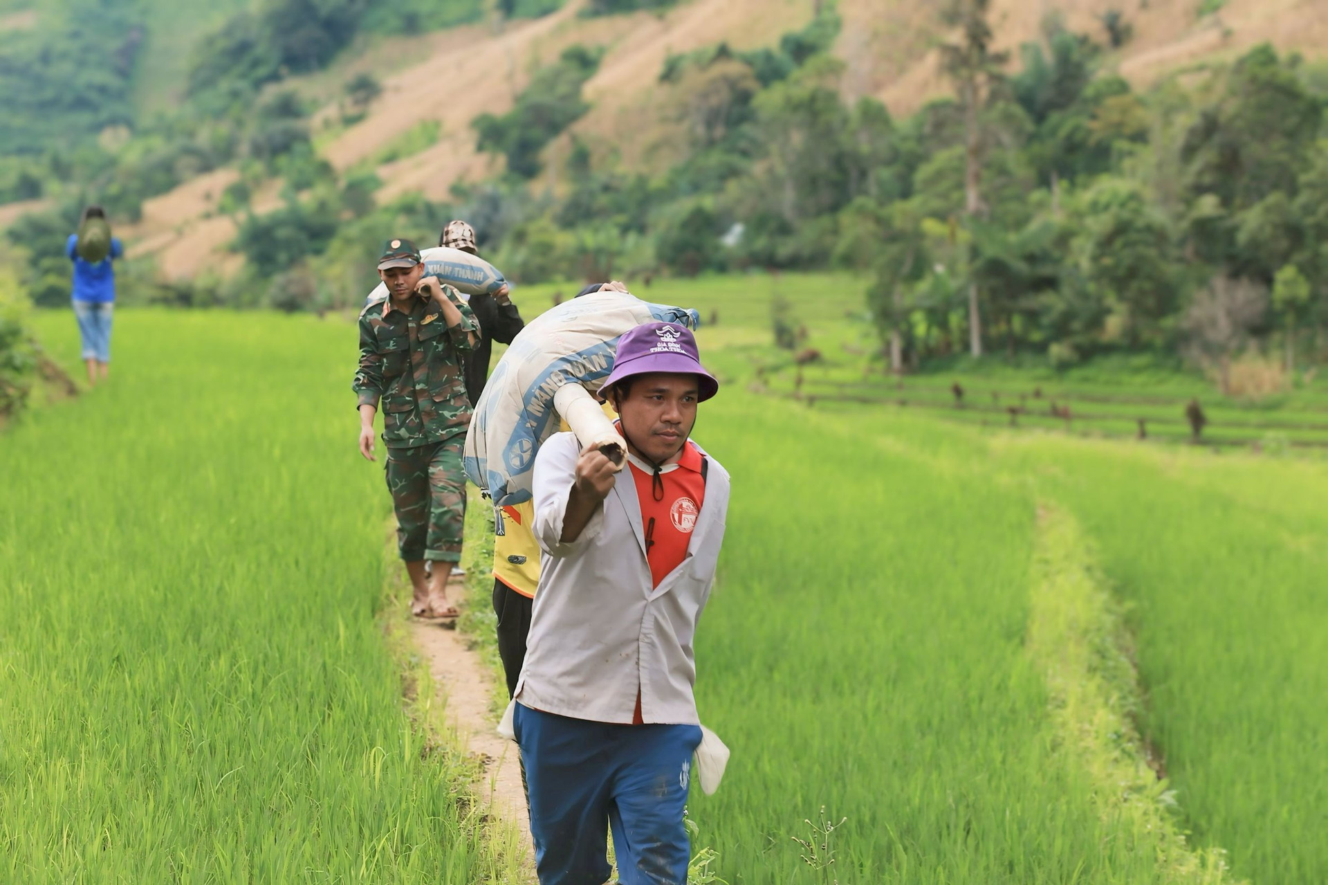 Thanh niên giúp dân làm cầu treo dân sinh