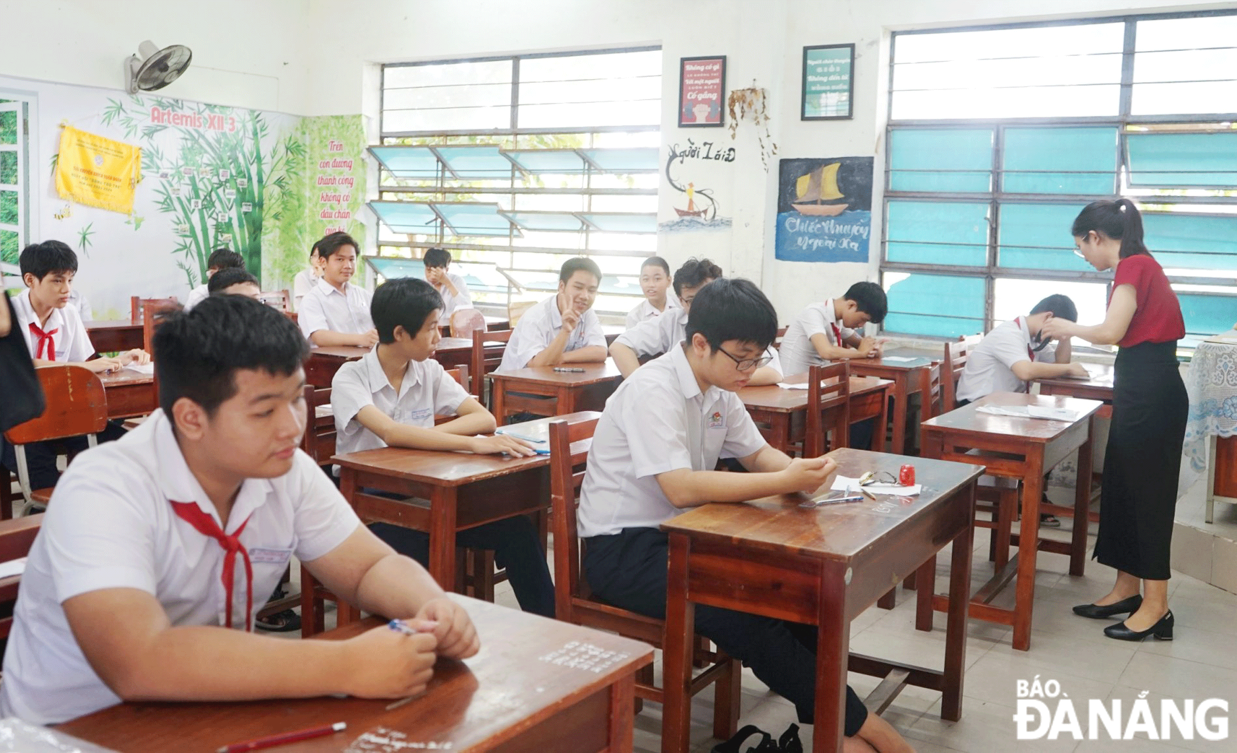 Học sinh tham gia kỳ thi tuyển sinh lớp 10 THPT công lập năm học 2024-2025.  Ảnh: NGỌC HÀ