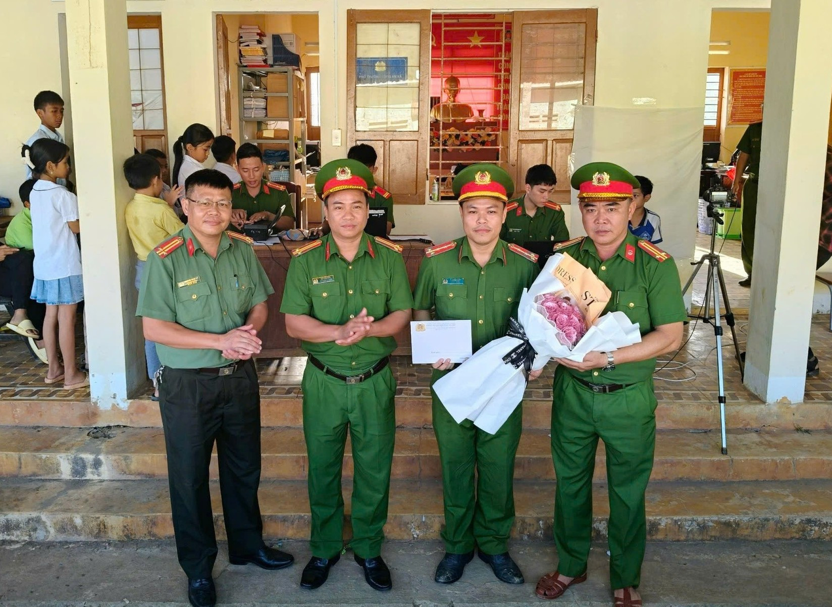 de-dong-vien-khich-le-cong-an-huyen-tay-giang-da-tang-hoa-qua-lam-viec-tinh-than-quyet-liet-quen-minh-cua-cac-to-cong-tac.(1).jpg