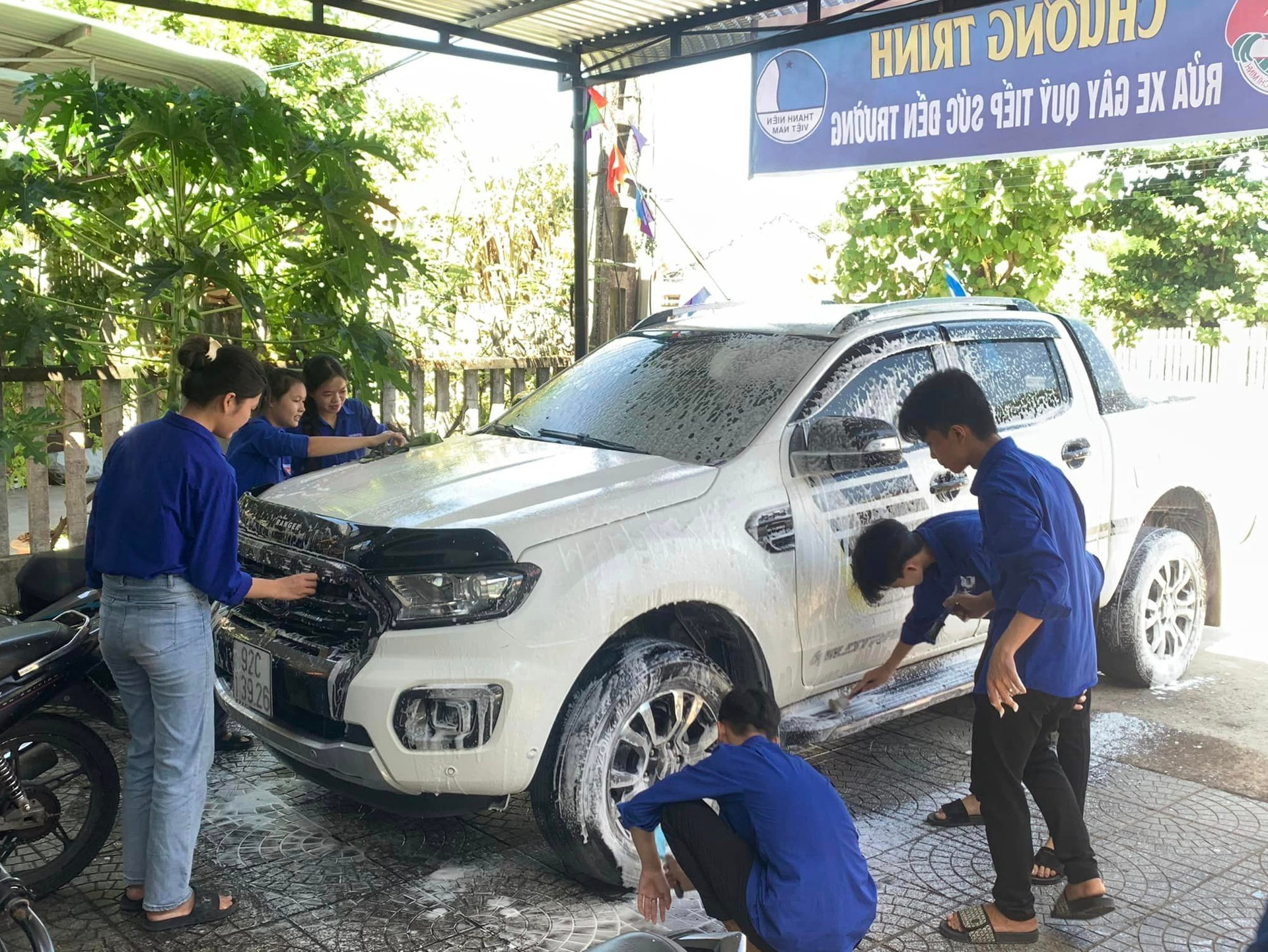 Thanh niên Quế Sơn rửa xe gây quỹ hỗ trợ học sinh khó khăn