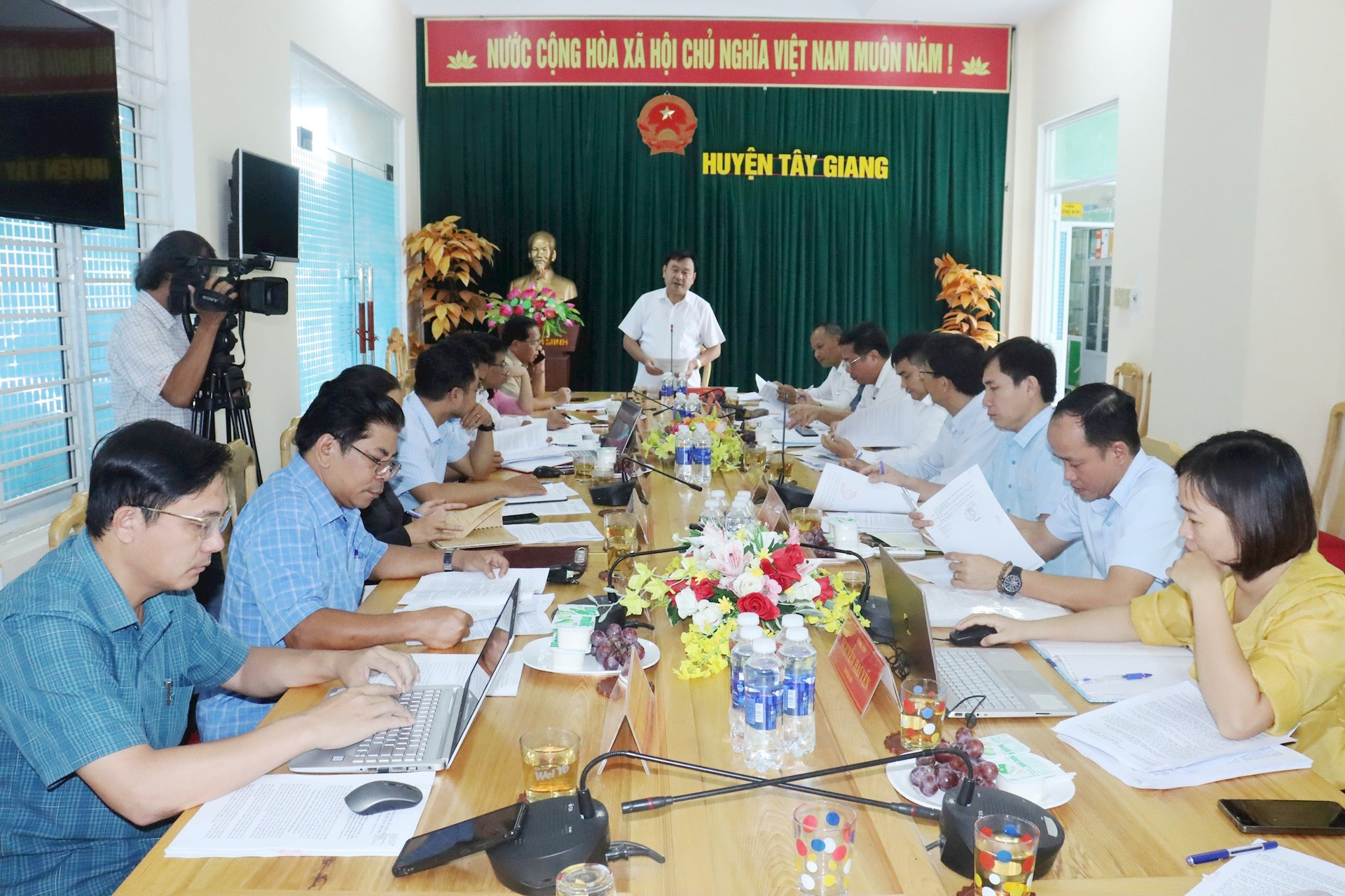 doan-cong-tac-thuong-truc-hdnd-tinh-quang-nam-lam-viec-tai-huyen-tay-giang(1).jpg