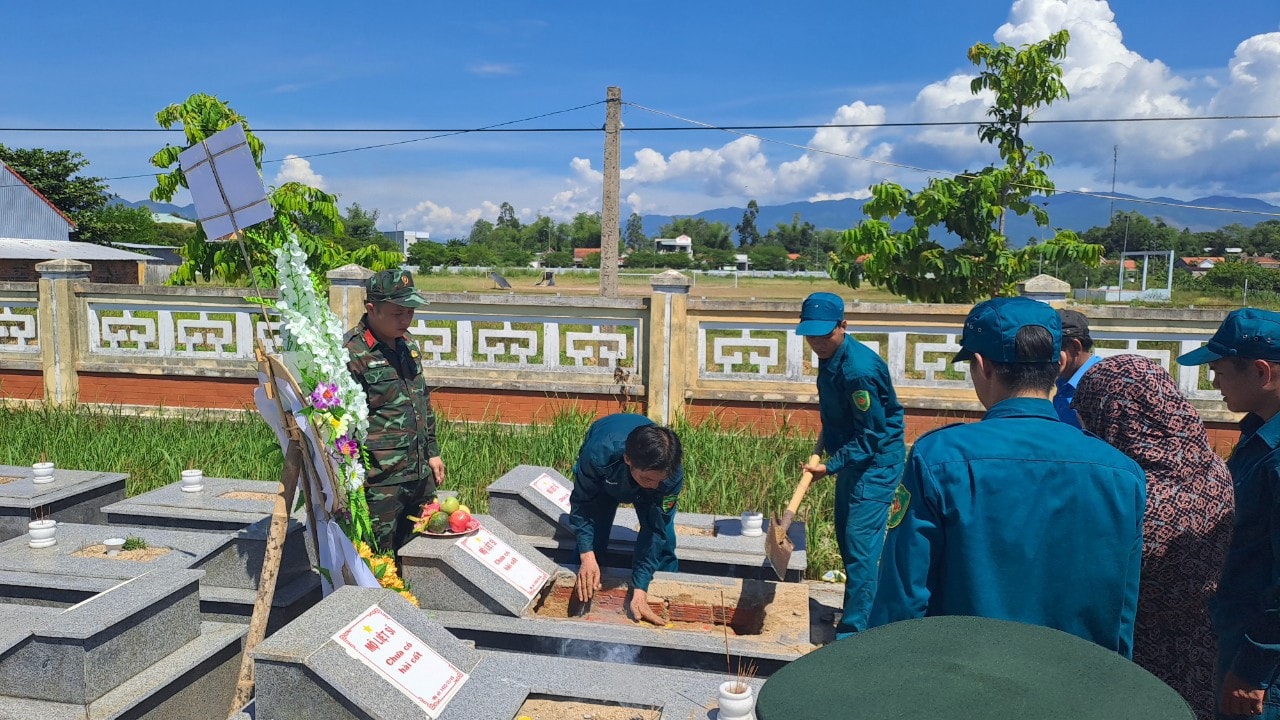 Hài cốt liệt sĩ được đưa vào nghĩa trang xã Duy Tân (Duy Xuyên)