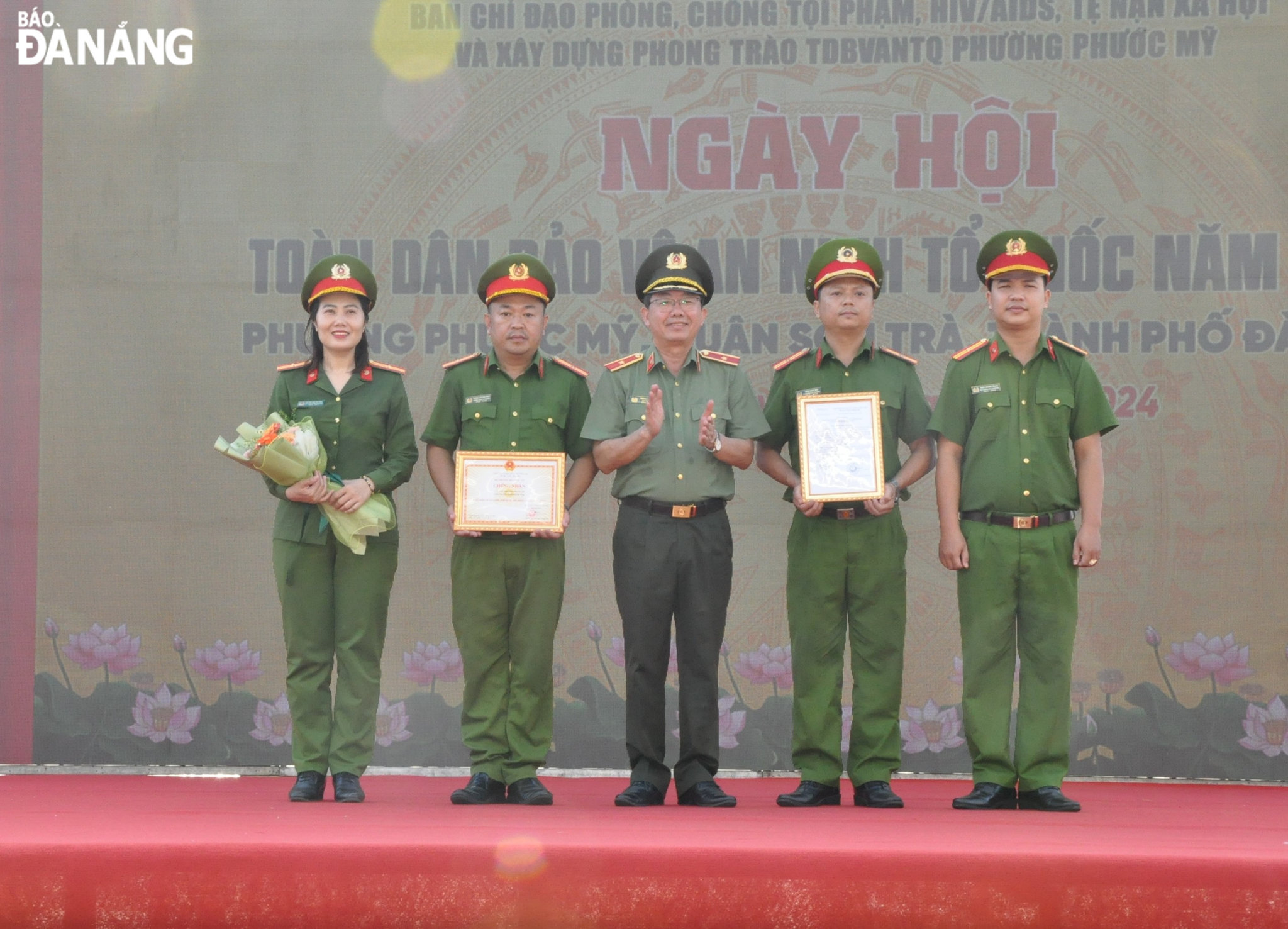 Thừa ủy quyền của Bộ trưởng Bộ Công an, Thiếu tướng Tráng A Tủa trao quyết định công nhận “Công an phường kiểu mẫu về an ninh trật tự và văn minh đô thị” cho Công an phường Phước Mỹ. Ảnh: LÊ HÙNG