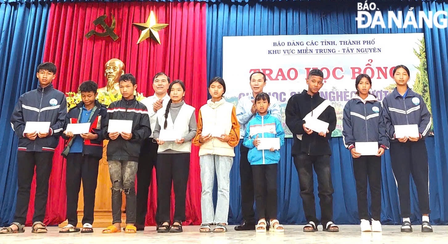 Lãnh đạo các báo Đảng trao học bổng cho học sinh nghèo vượt khó của huyện Lạc Dương. Ảnh: DUYÊN ANH