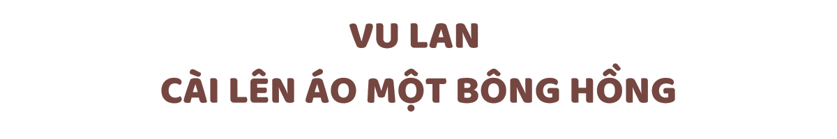 Vu lan cài lên áo một bông hồng