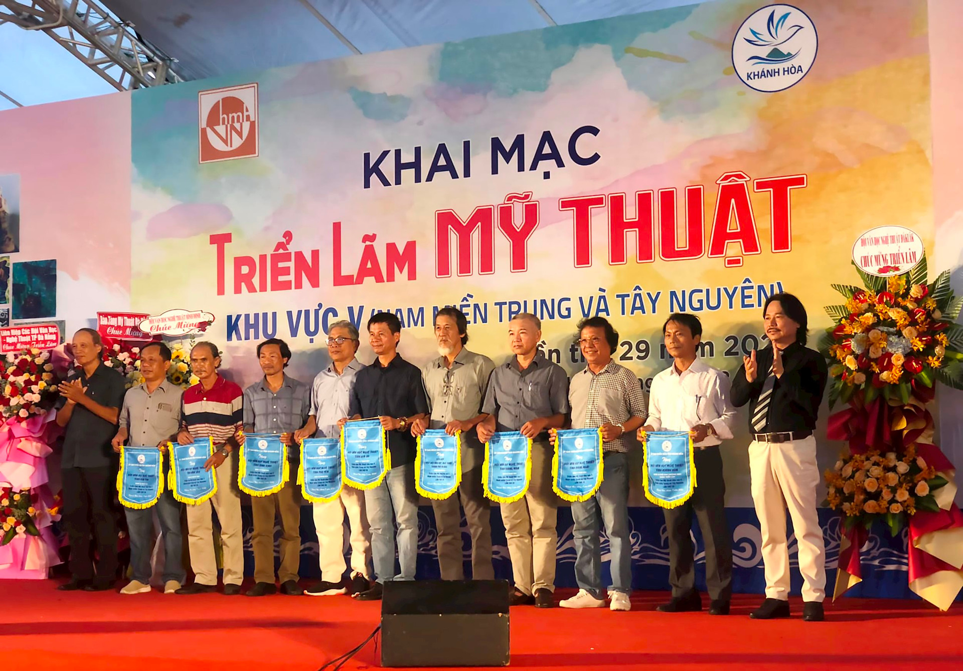 Các Hội Mỹ thuật địa phương nhận cờ lưu niệm. Ảnh MTQN